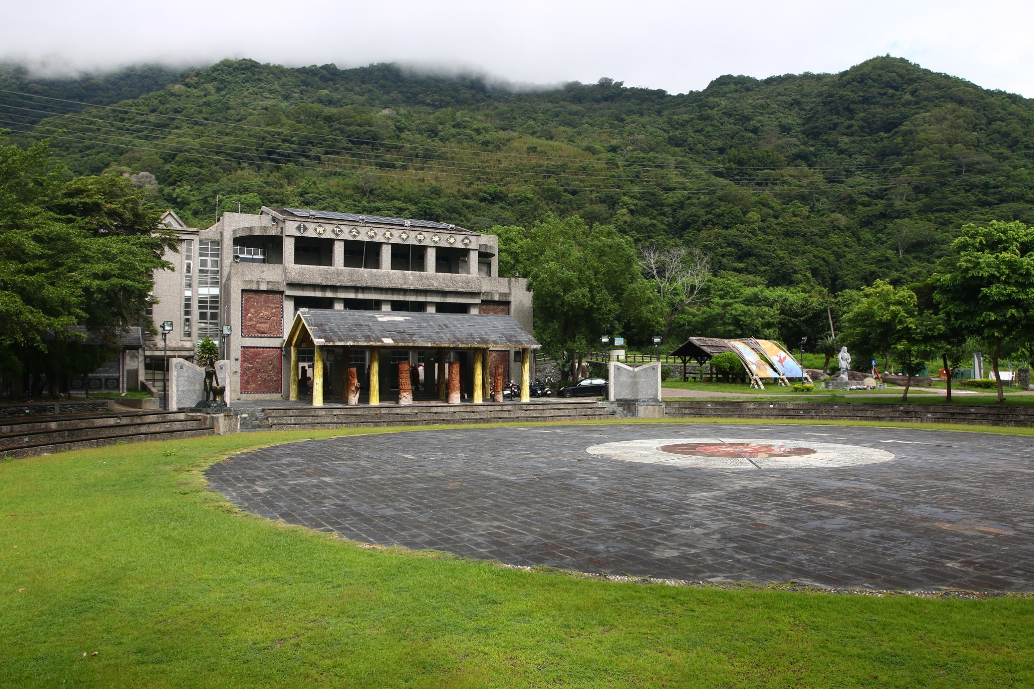 海端鄉布農族文化館外觀與山景廣場