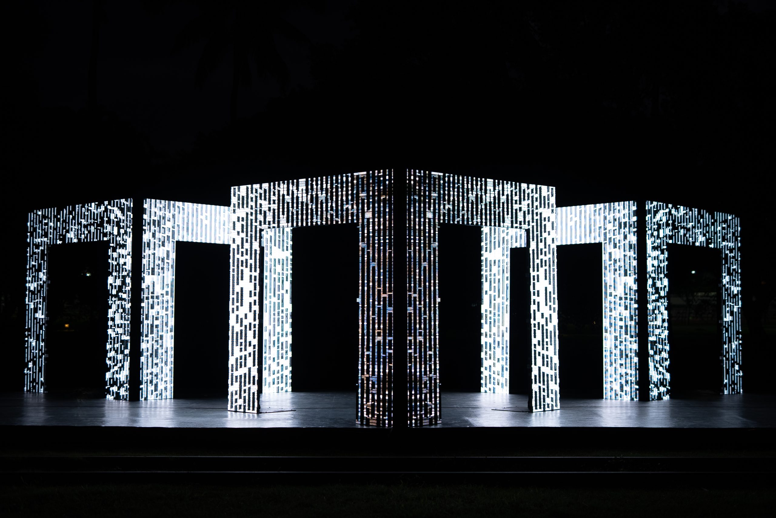 以技術創新聞名國際的澳洲聲光藝術家 Kit Webster，首次來台就為台東帶來他的作品〈原生〉。鑲嵌三座拱⾨裝置上面的70萬顆LED燈形成的光矩陣，創造出無限造型、色彩及視覺錯視的虛擬空間；連續十多分鐘的動態作品，使真實與虛幻在音樂節奏中不斷交錯，嶄新的形式為民眾帶來全新的體驗與藝術能量。