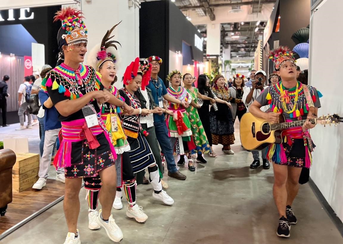 臺東館展區開幕活動，邀請臺東阿美族美聲歌手-Sufin Paylang ，以走唱方式吟唱族語古謠，也帶動現場貴賓一同加入走唱行列