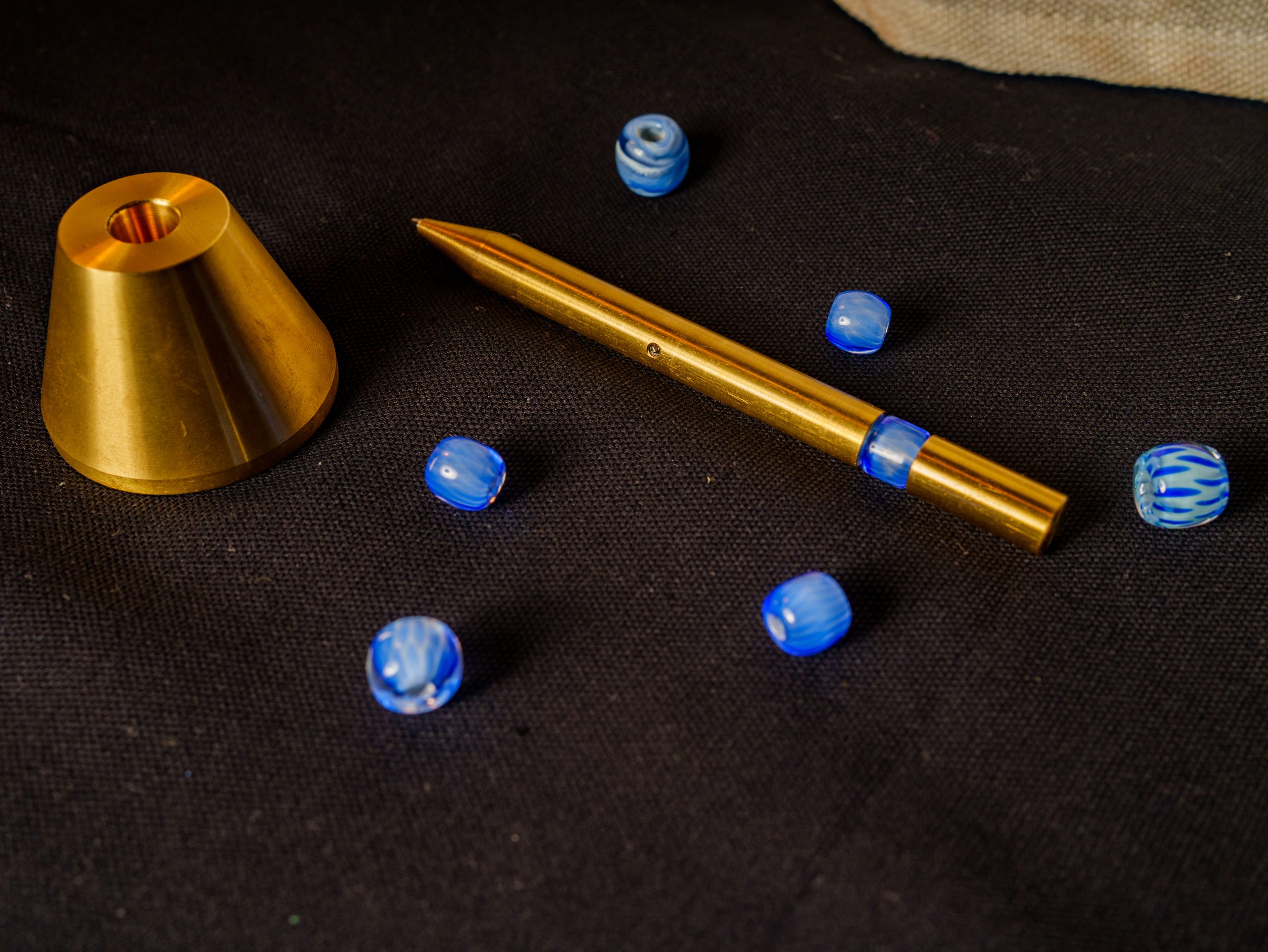 《守護》以排灣族祖靈-百步蛇為主題，訴說排灣族歷史深遠優美