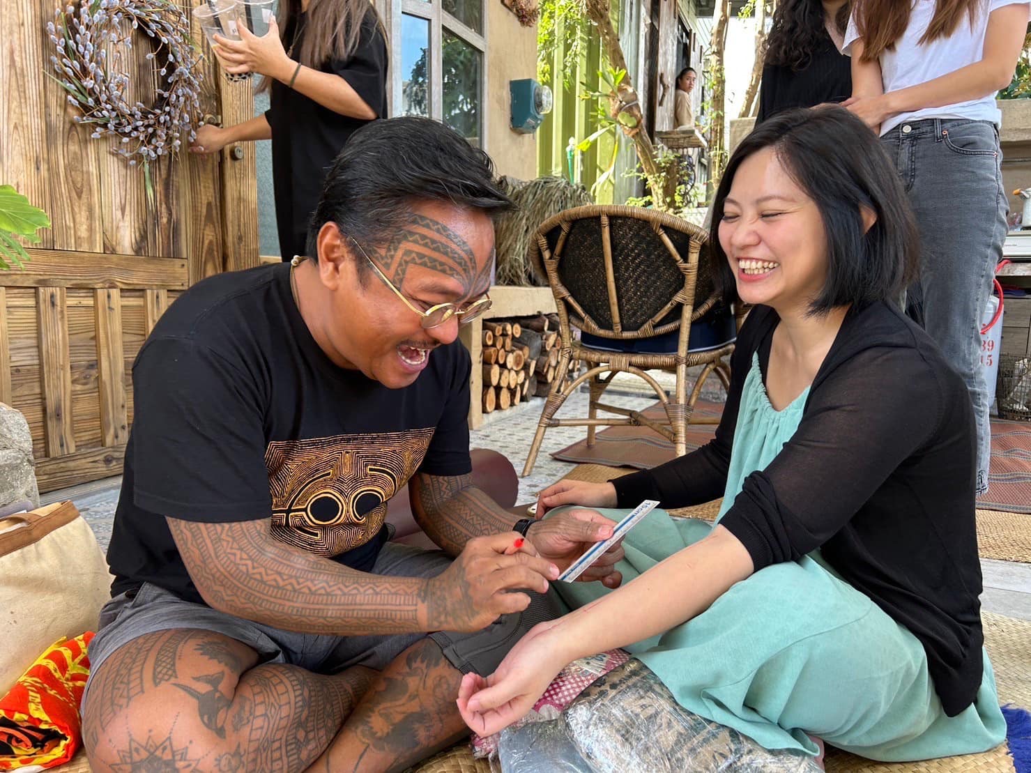 作者曹宣容正在接受宋海華Cudjuy Patjidres拍刺