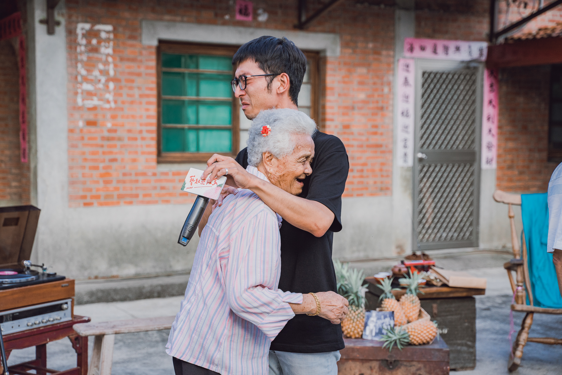 金玉阿嬤與孫子擁抱