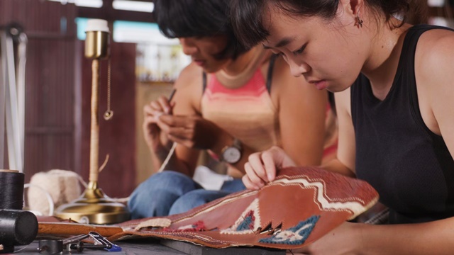 福貴家的玩皮爸-學員進行皮件編織實作