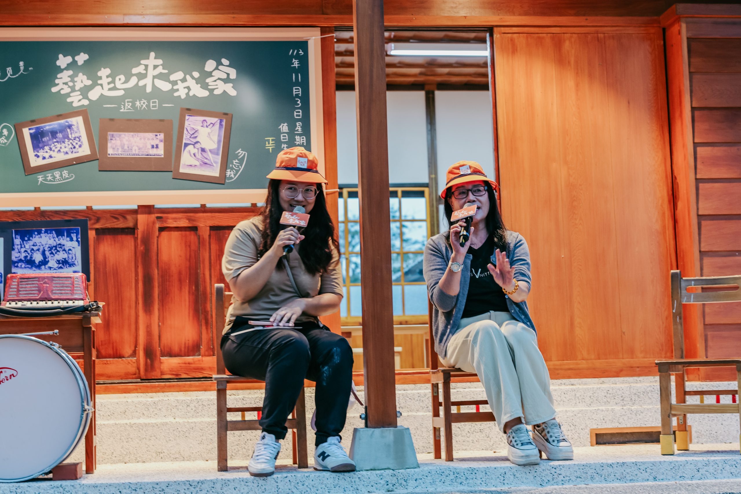 曾經的幼兒園學生與老師再次重逢