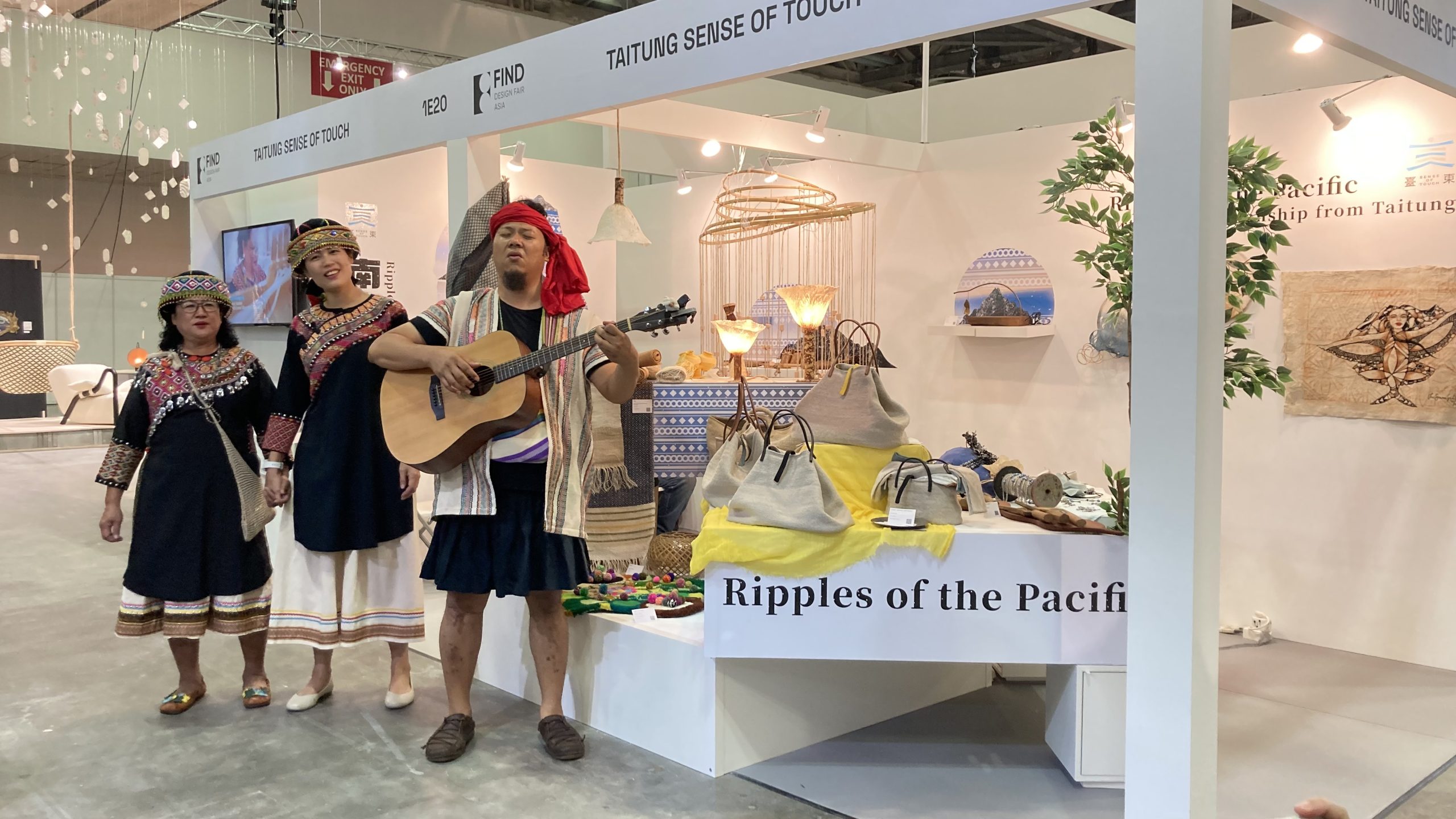 At the opening event of the Taitung Pavilion, Anu Ku Cheng-Jun, lead singer of the Taitung-based band Pisalu, perform several songs in the indigenous language. Artisan Abus also joins in to add harmonies, creating a memorable musical experience that highlights the region’s cultural richness. 