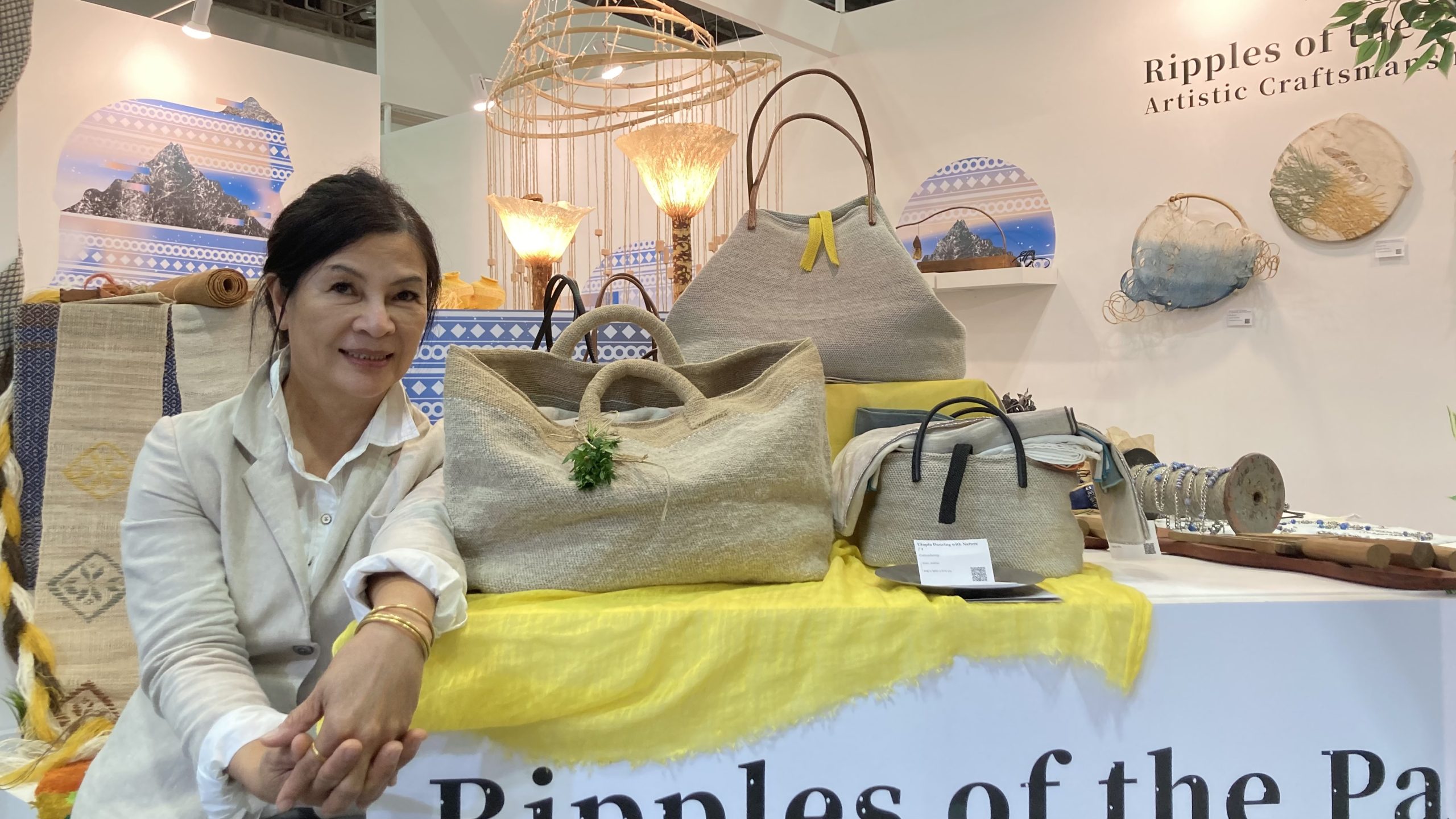 Cottonhemp embraces the brand philosophy of "living in harmony with nature while upholding human dignity and ethics." Using natural cotton and linen yarns, combined with the traditional hand-weaving techniques of elders from Taitung's indigenous communities, they create one-of-a-kind woven bags, each a unique masterpiece.