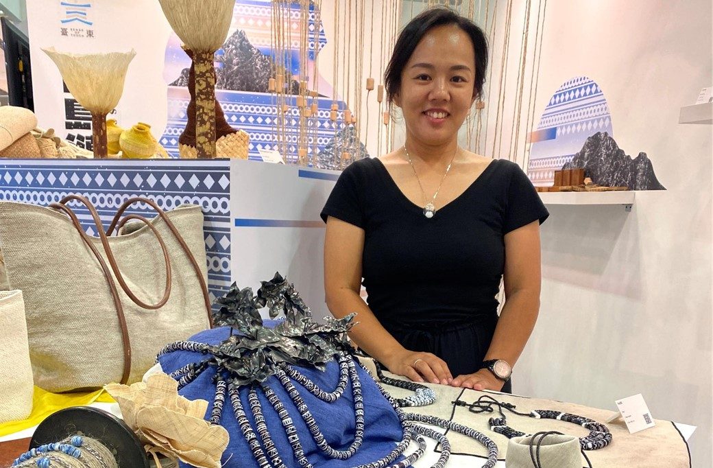 Jiao Glass creates contemporary glass bead designs rooted in the rich culture of the Paiwan people. Their work not only showcases ancestral patterns but also draws inspiration from nature, finding creative expression in the forms and lines of waves, water ripples, insects, and more. 