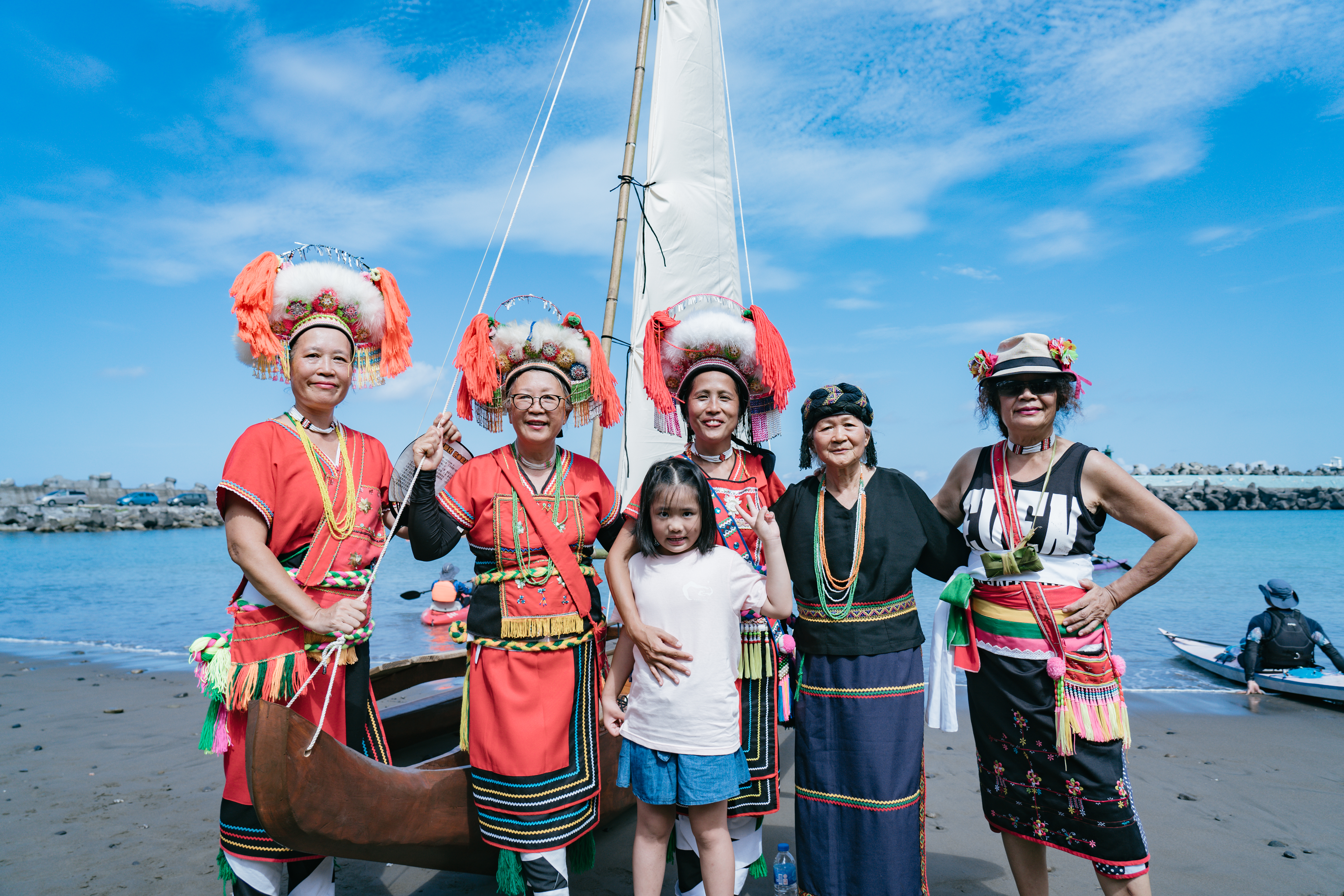 2023年Makotaay生態藝術村開幕石梯漁港Mihoyo現場，潘小雪（右）說自己已是ina（Pangcah語為母親、阿姨）的身分了。