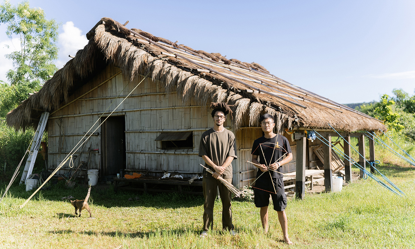 ▲Bermudian artist Jordan Carey with Tsai Hao-En from Mitoliken a Loma. (from left to right) (Photo/Taitung County Government)
