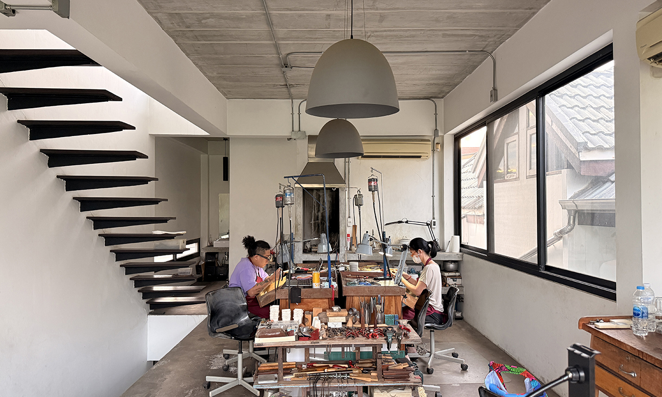 ▲Taitung craftsperson Wang Chien-Chieh worked together with jewellery designer Rudee at Atelier Rudee in Bangkok, Thailand. (Photo/Taitung County Government)