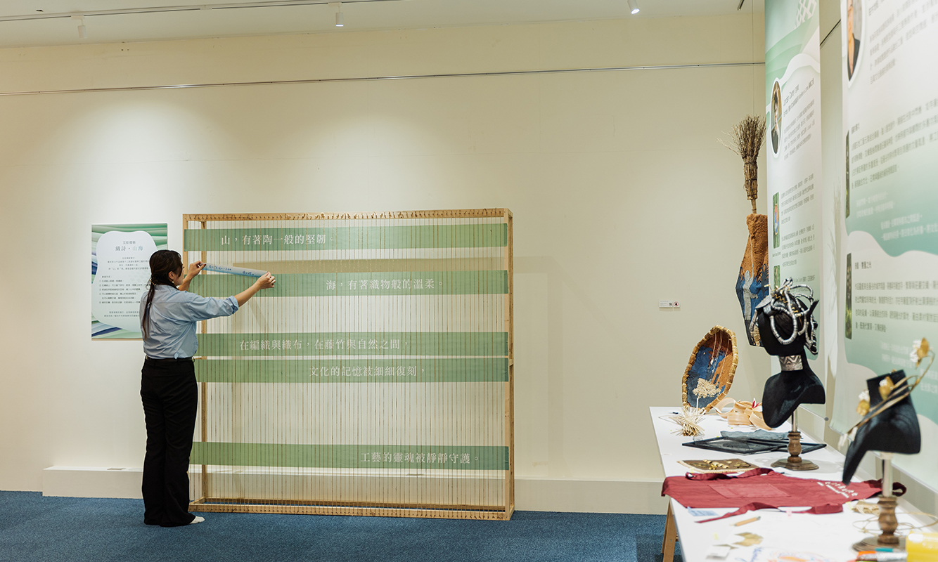 ▲The interactive weaving frame in the exhibition allows visitors to actively participate and engage with the artwork. (Photo/Taitung County Government)