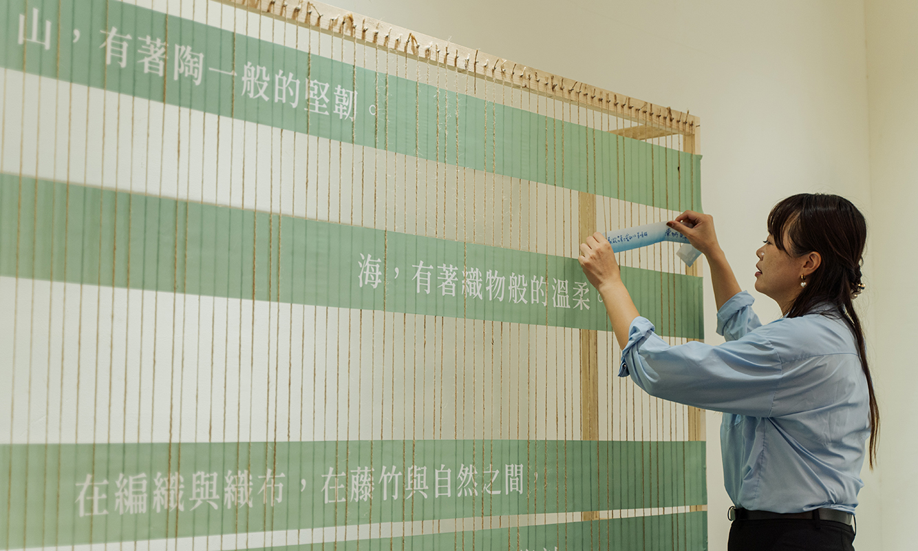 ▲The interactive weaving frame in the exhibition allows visitors to actively participate and engage with the artwork. (Photo/Taitung County Government)