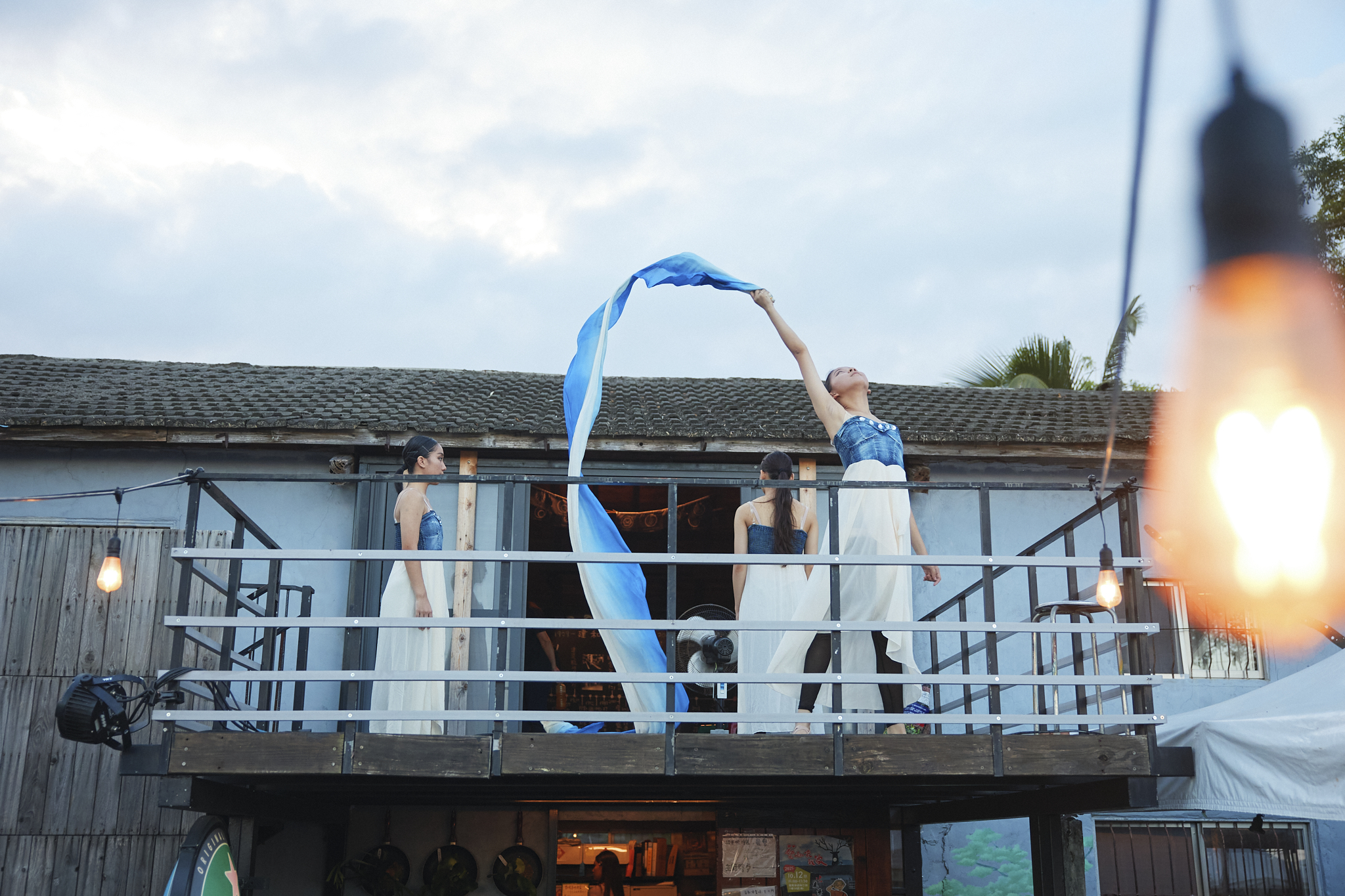 舞者隨著風揚起藍色布幅，動作輕柔又堅定，以身體的律動與這座百年老屋對話。