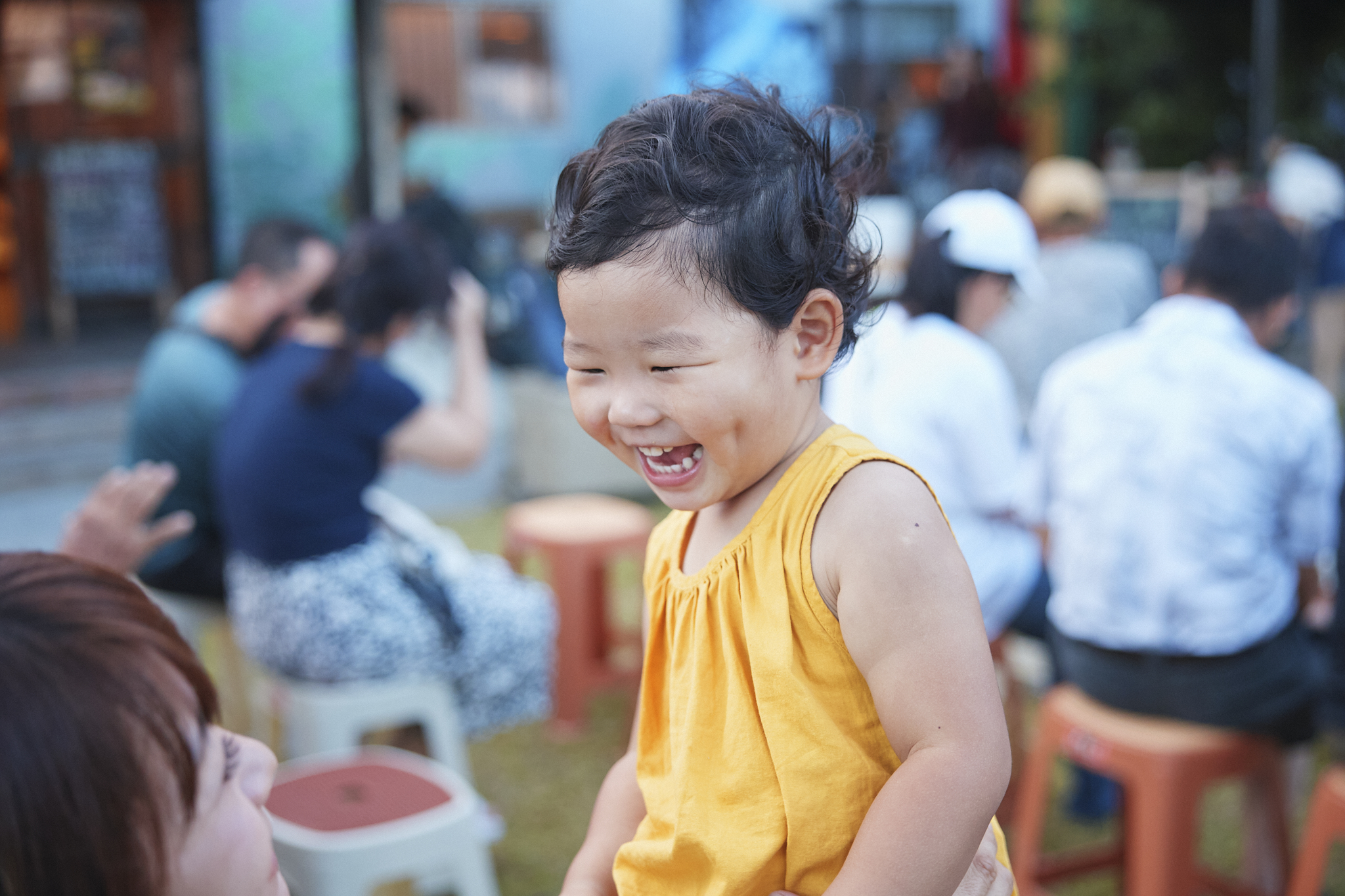 歌聲與笑聲流淌在故事之間，彷彿部落一直都是這麼的美好