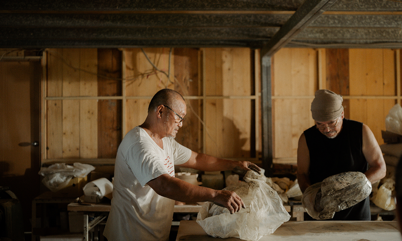 ▲Japanese ceramic artist Masayuki Yamashita (right) works in residence at Hani Art Studio with artist Hani (left). (Photo/Taitung County Government)