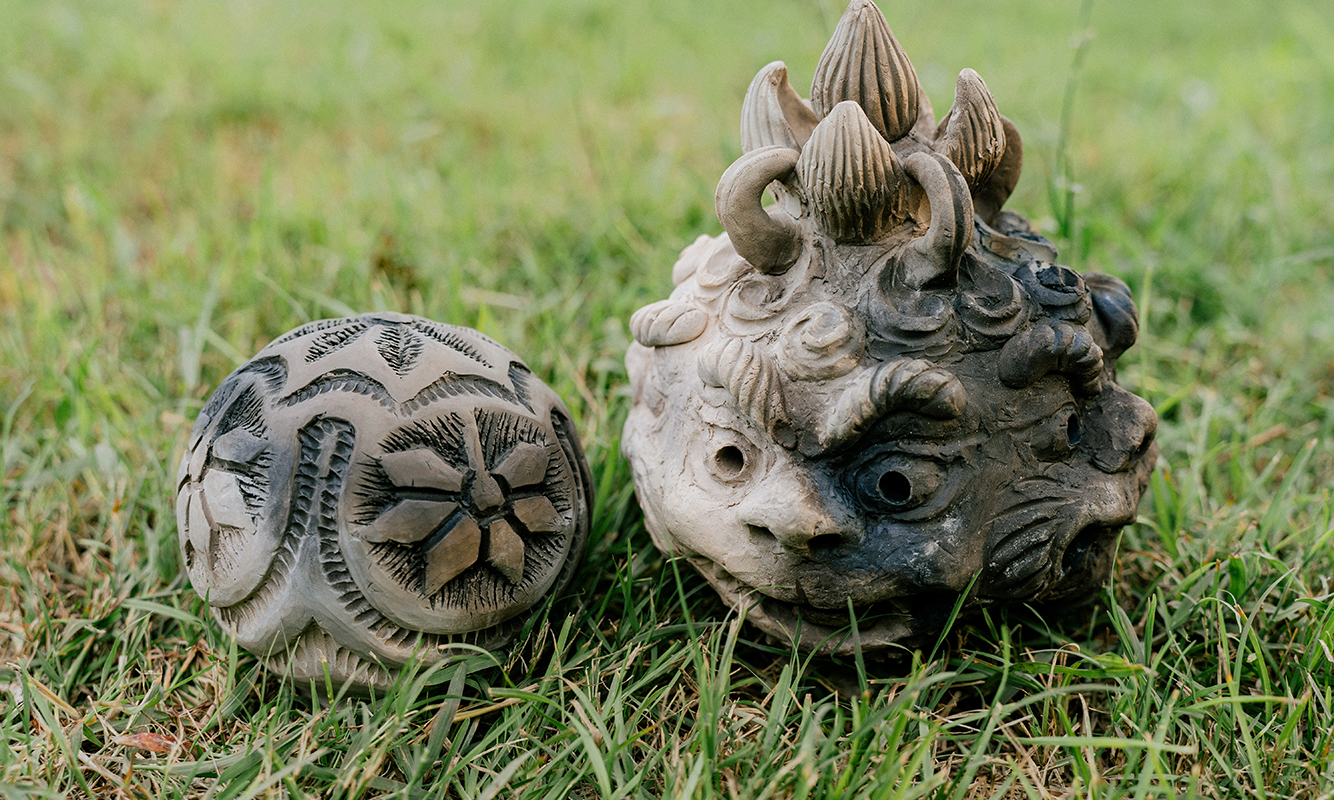 ▲Works by Japanese ceramic artist Masayuki Yamashita《Hani Ball》&《Wind Lion》(from left to right) (Photo/Taitung County Government)