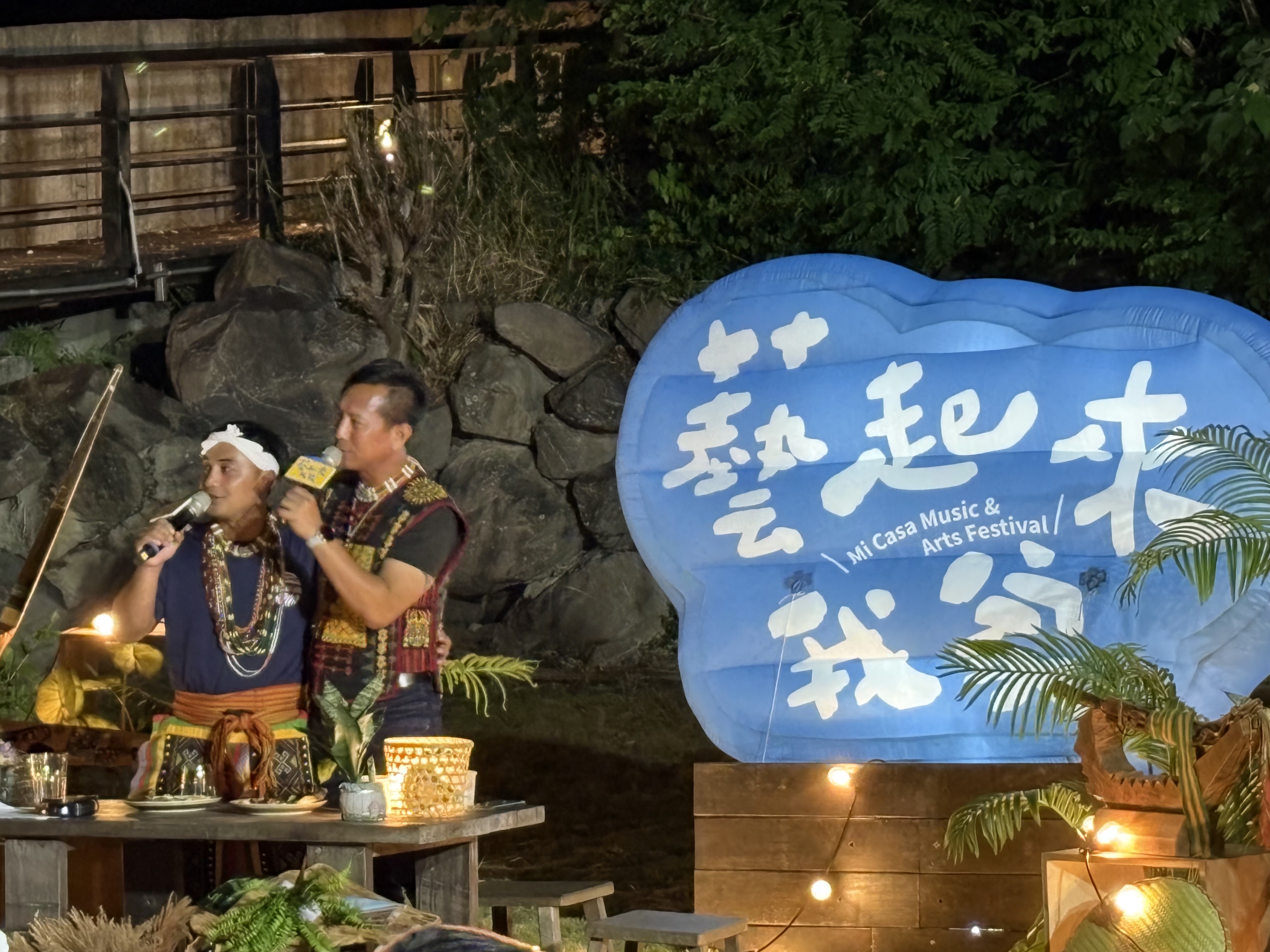 小偉哥與現任青年會理事長一起分享部落發展歷程。