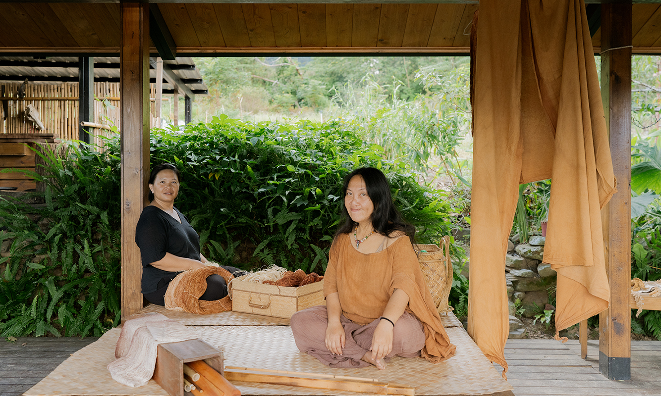 ▲Malaysian artist Tan Cheew Yee (front) learns traditional ground weaving from Bunun weaver Ibu (back). (Photo/Taitung County Government)