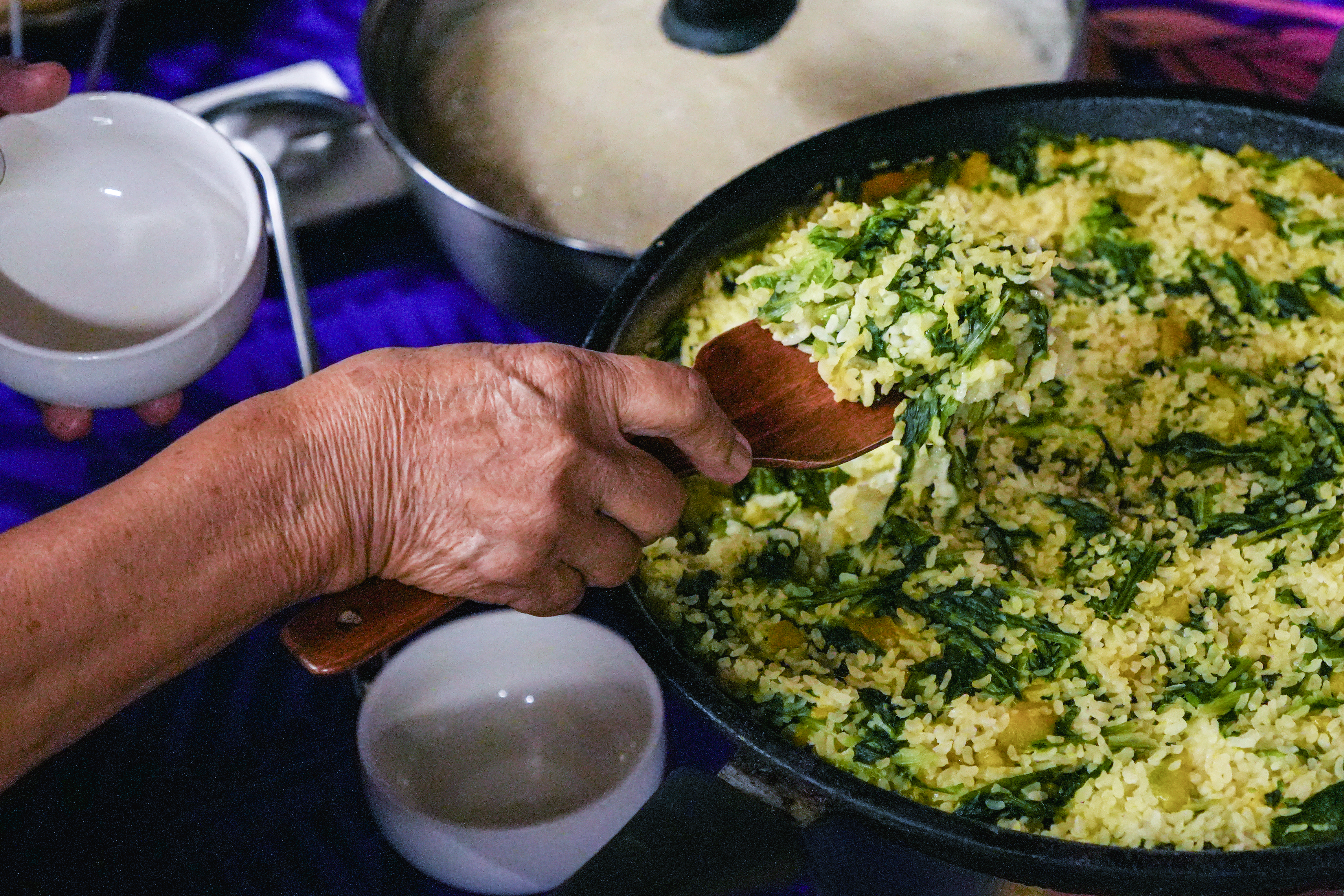村長準備部落美食搖搖飯，款待所有來作客的鄰里長輩。