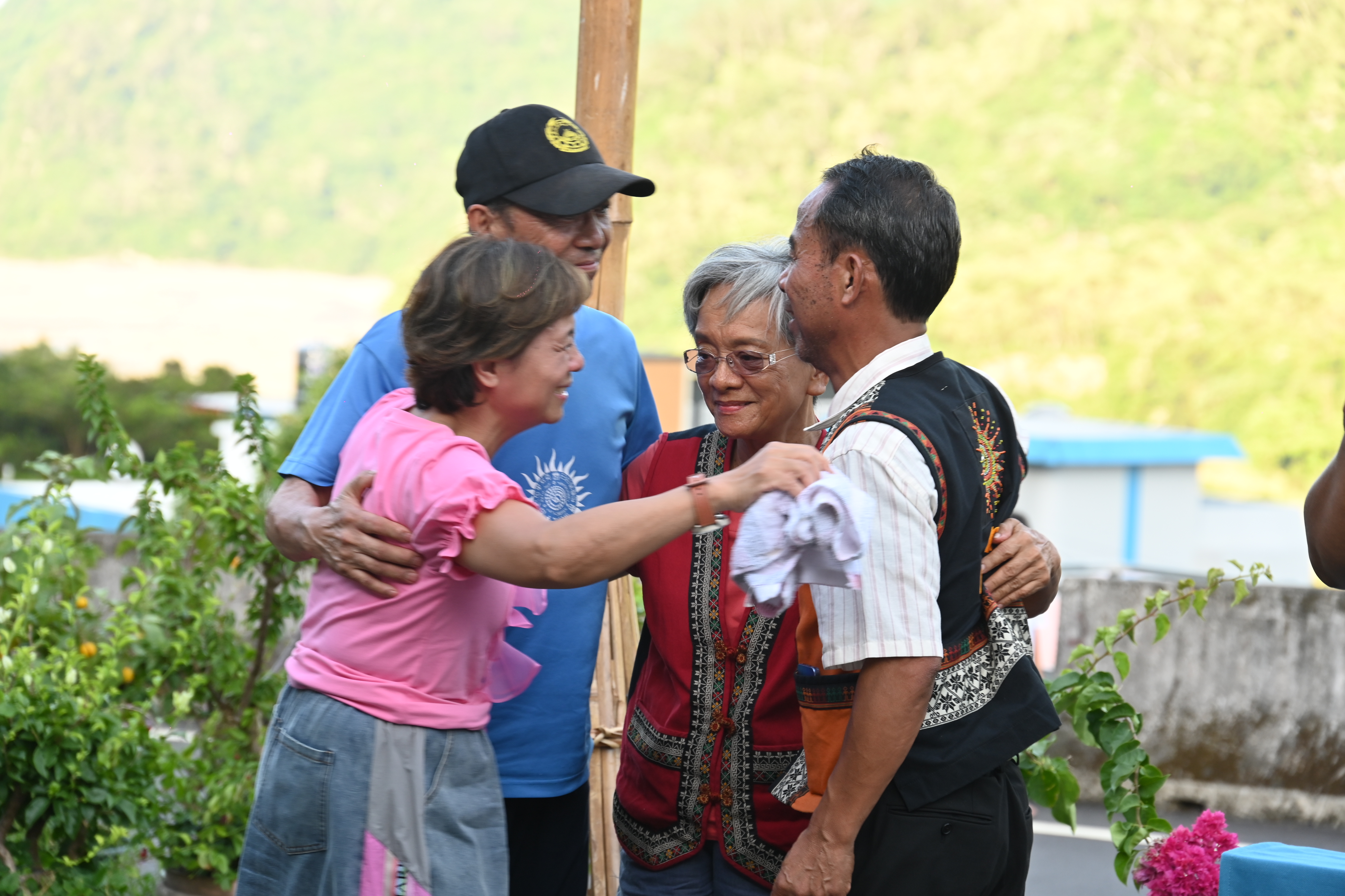 3兄妹感念繼母的照顧以及為家庭的付出。