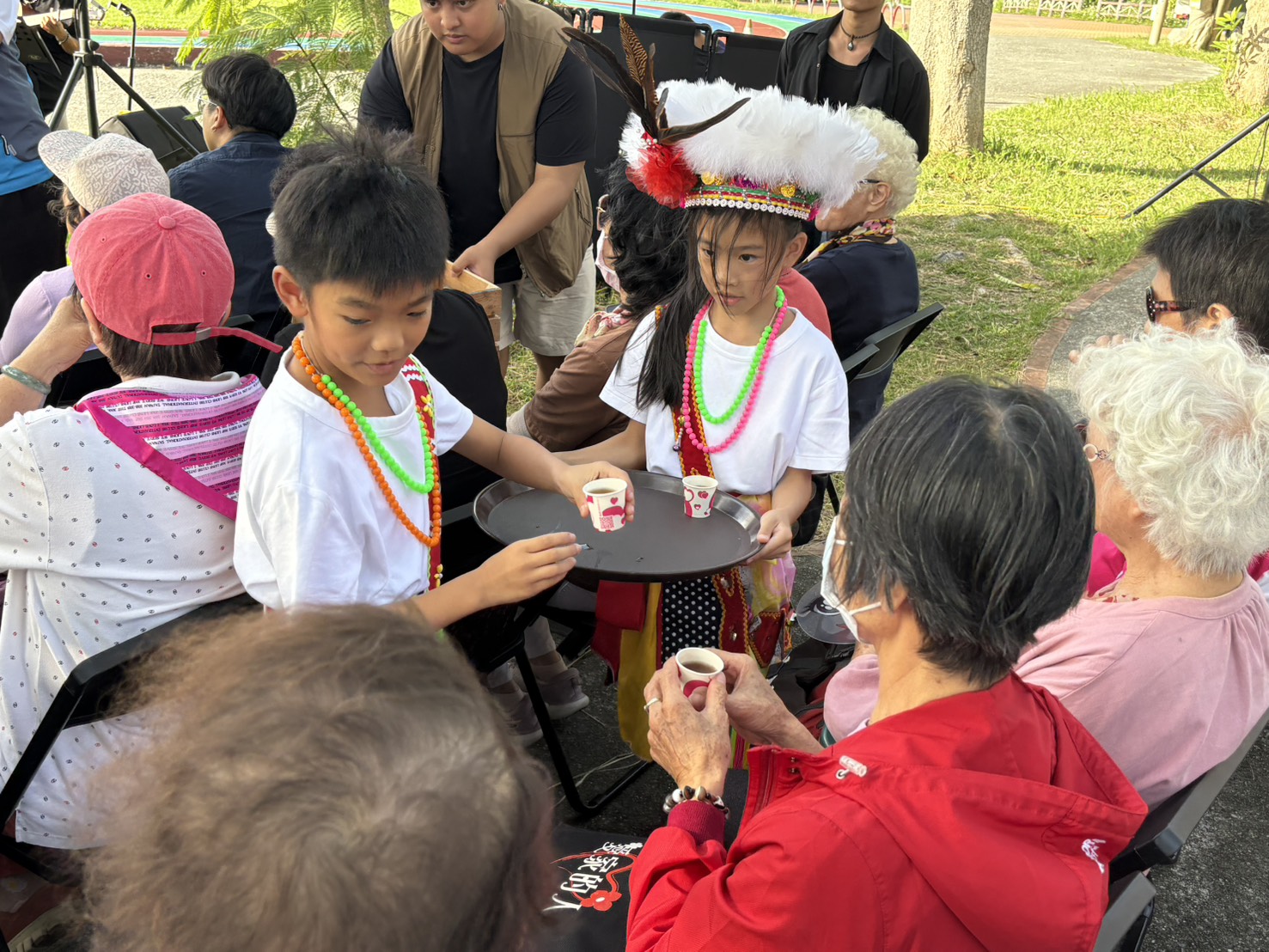 長濱國小學生為長輩奉茶