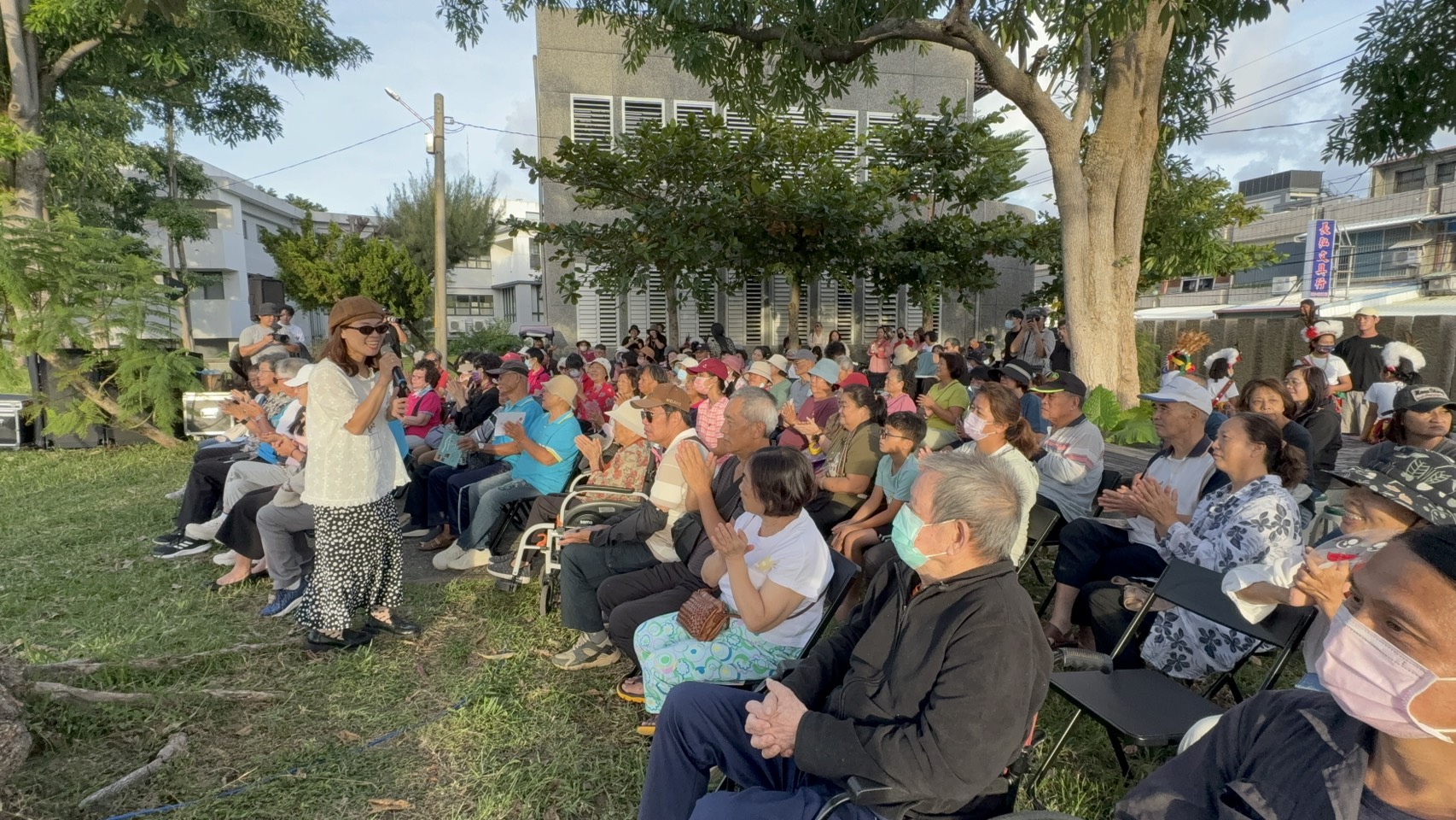 在歌手吳盈靜以悠揚的歌聲帶領大家回顧過往~