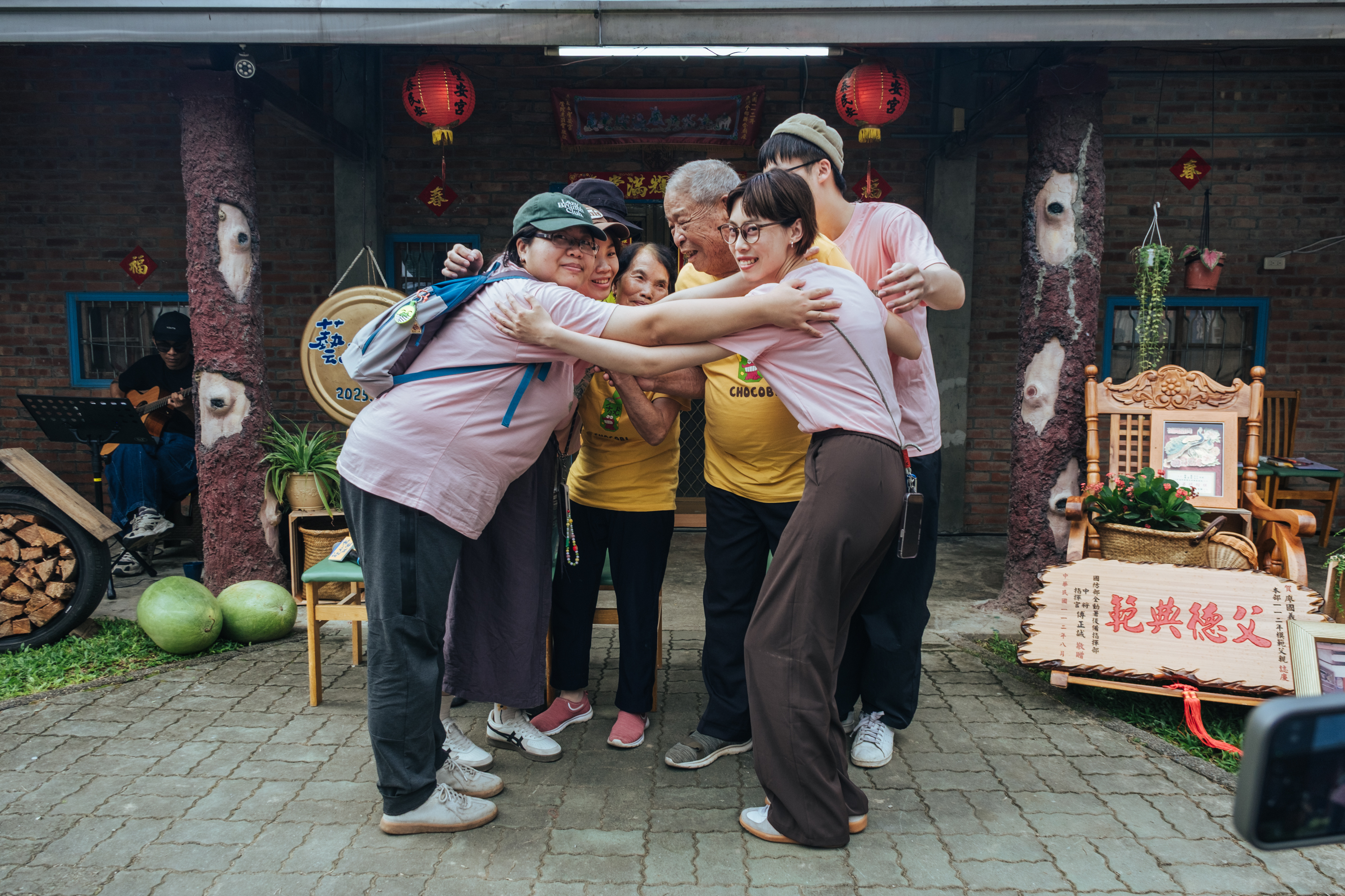 孫輩上台分享幼年相處趣事，給阿公、阿嬤一個大大的擁抱~