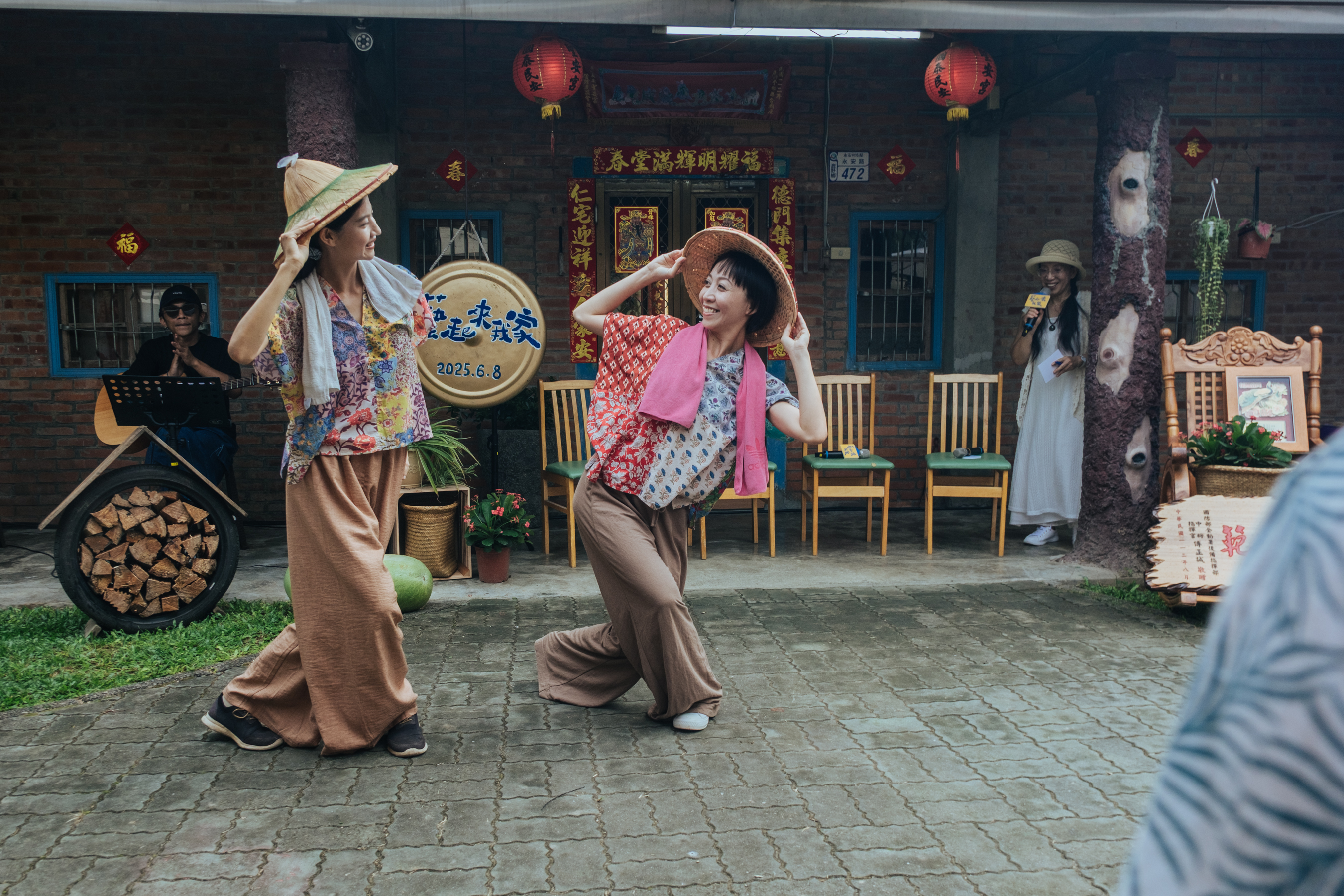 結合表演藝術元素，賦予整體內容更多層次的表達與想像。