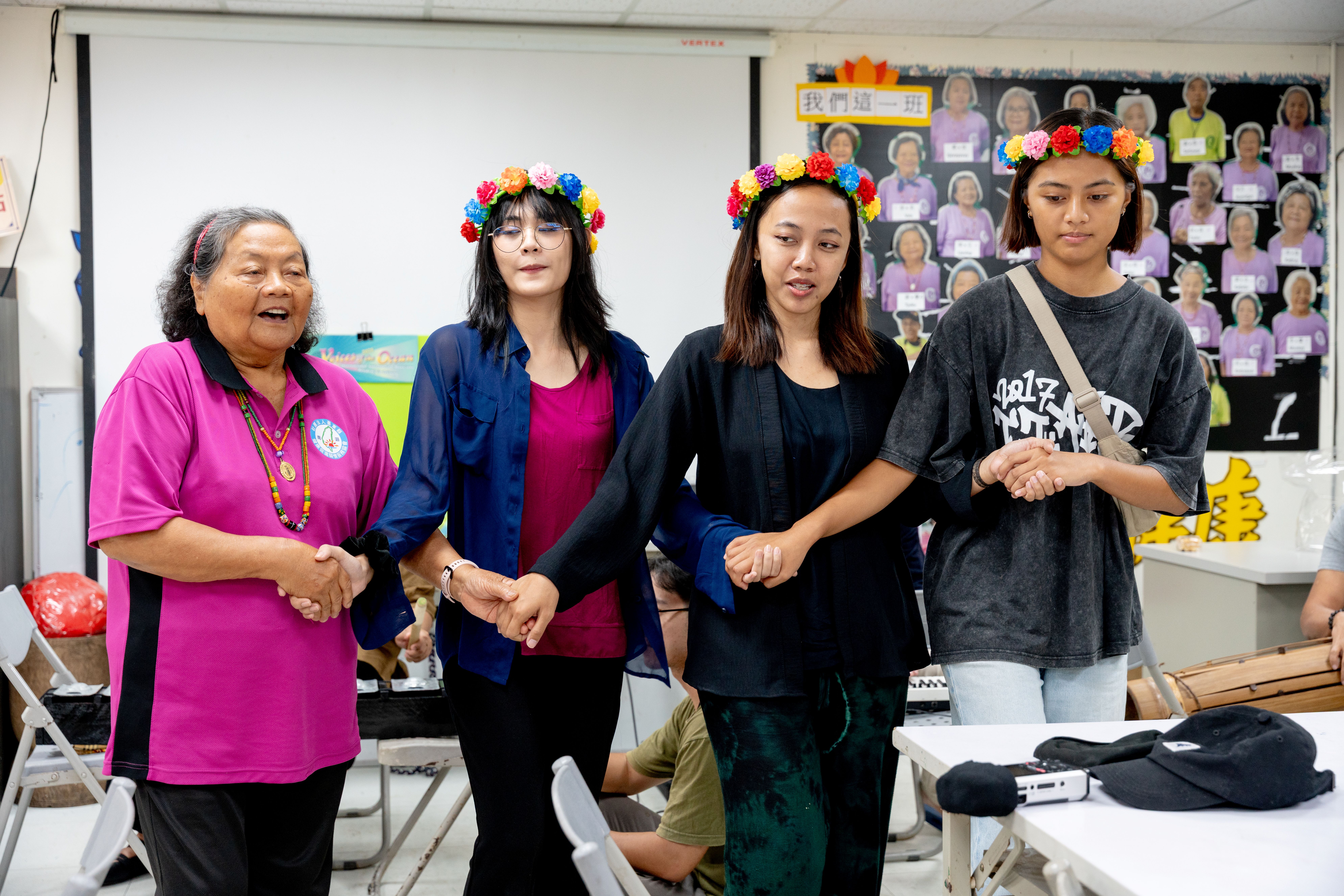 印尼音樂人Bunga Dessri和菲律賓音樂人Govinda Sanglay與土坂部落耆老、社區發展協會青年共舞。