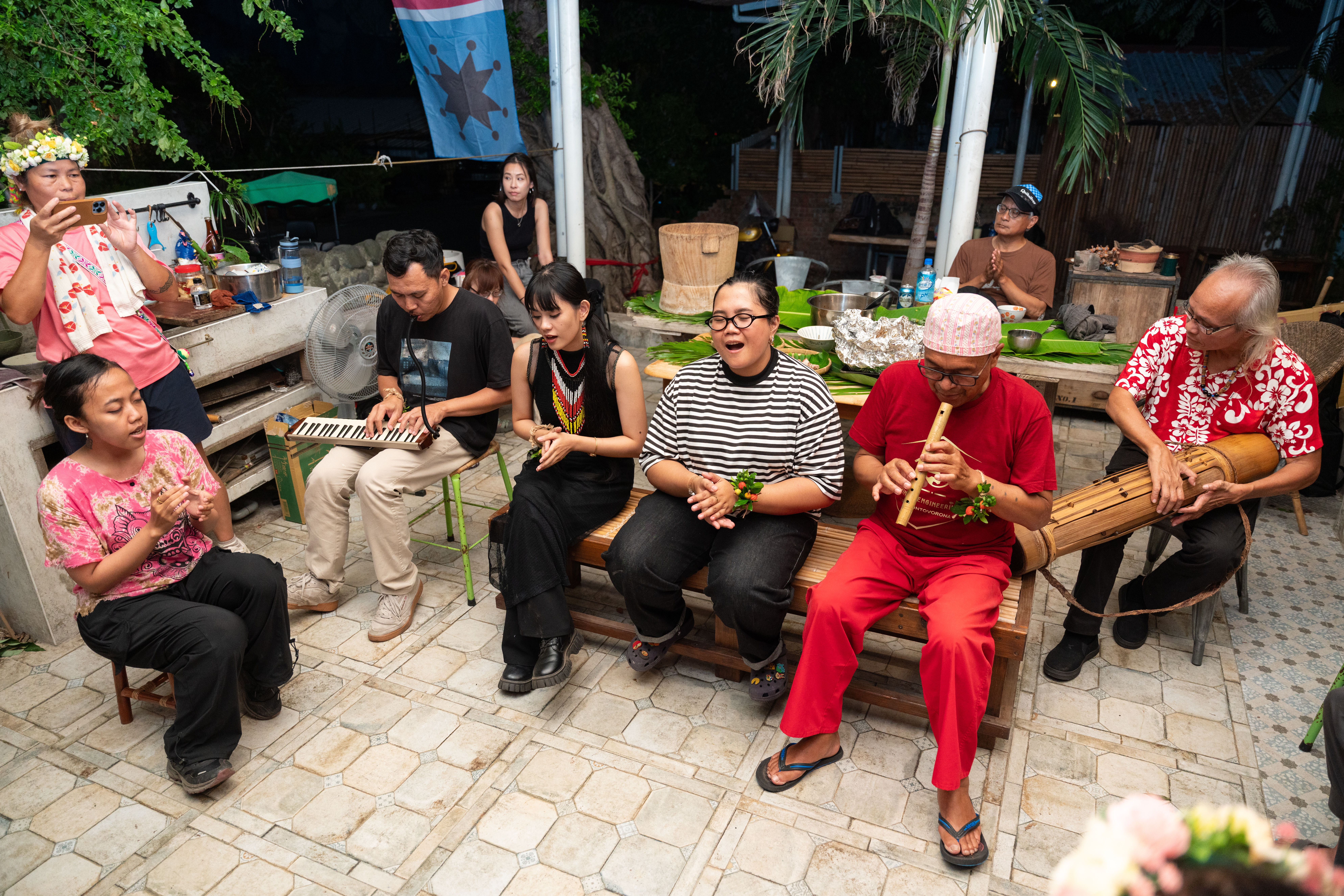 印尼音樂人Dinar Rizianti（橫條紋衣者）與其他國際音樂人在都蘭部落自在的jam起來。