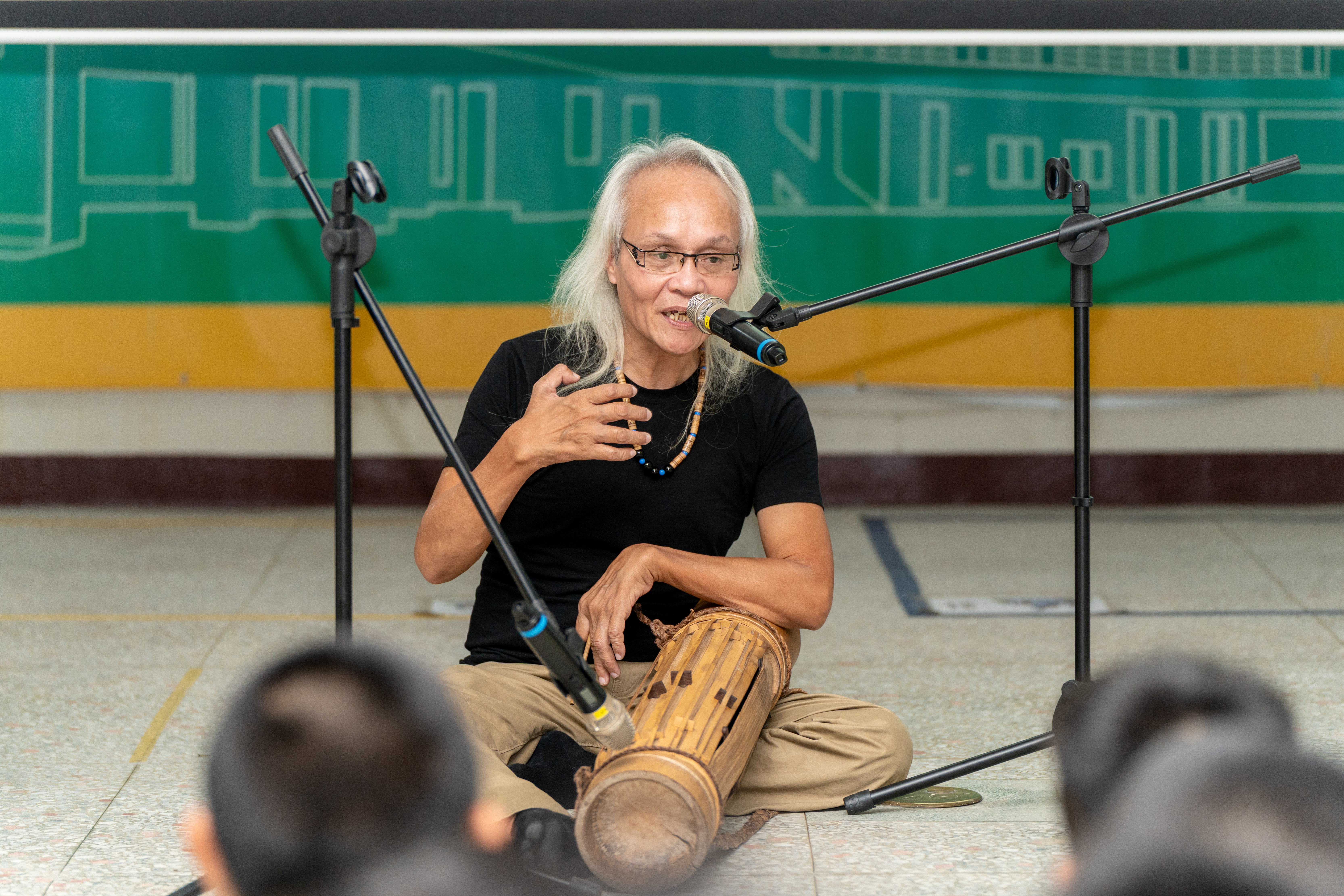馬來西亞音樂人Arthur Borman在溫泉國小向孩子介紹砂勞越歷史悠久的竹樂器Pratuokng。