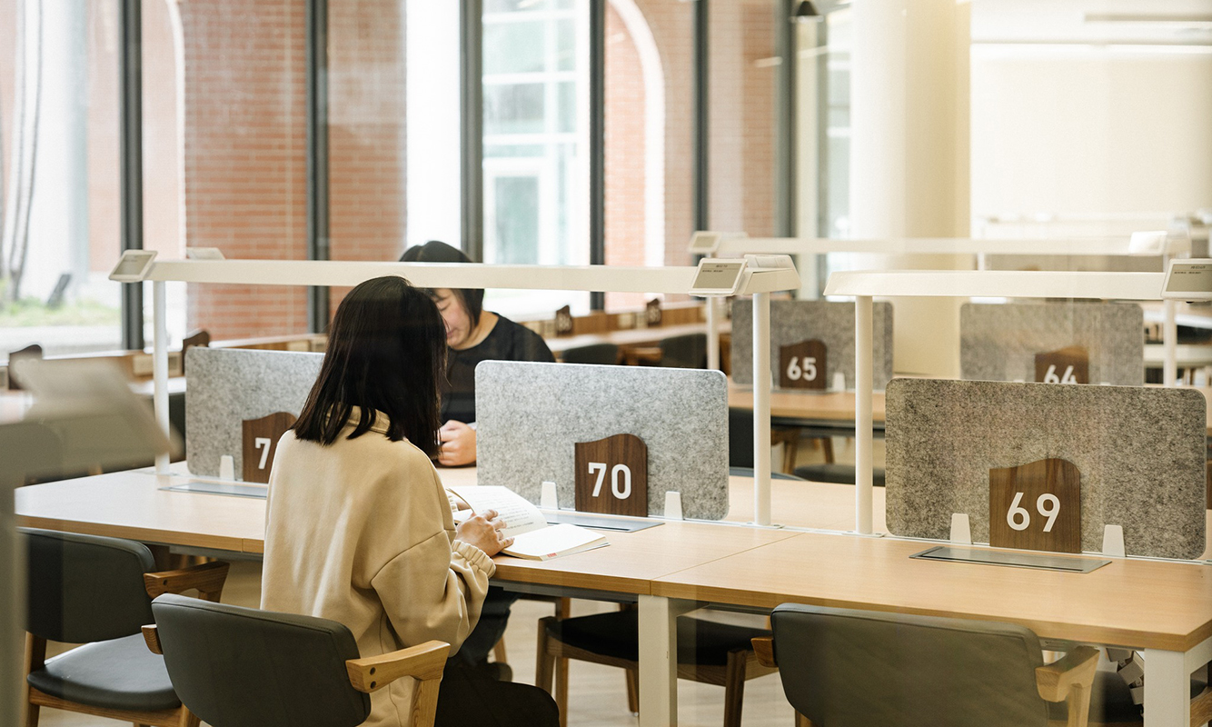 圖書館自修區每天開放 𝟭𝟮 小時，總共有 𝟵𝟴 個座位提供給大家閱讀