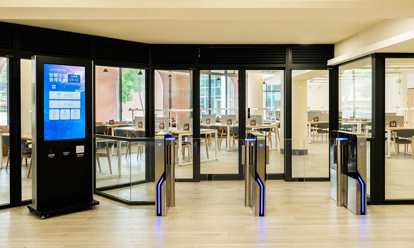 進場採現場登記制，憑借閱證在入口處機台登記