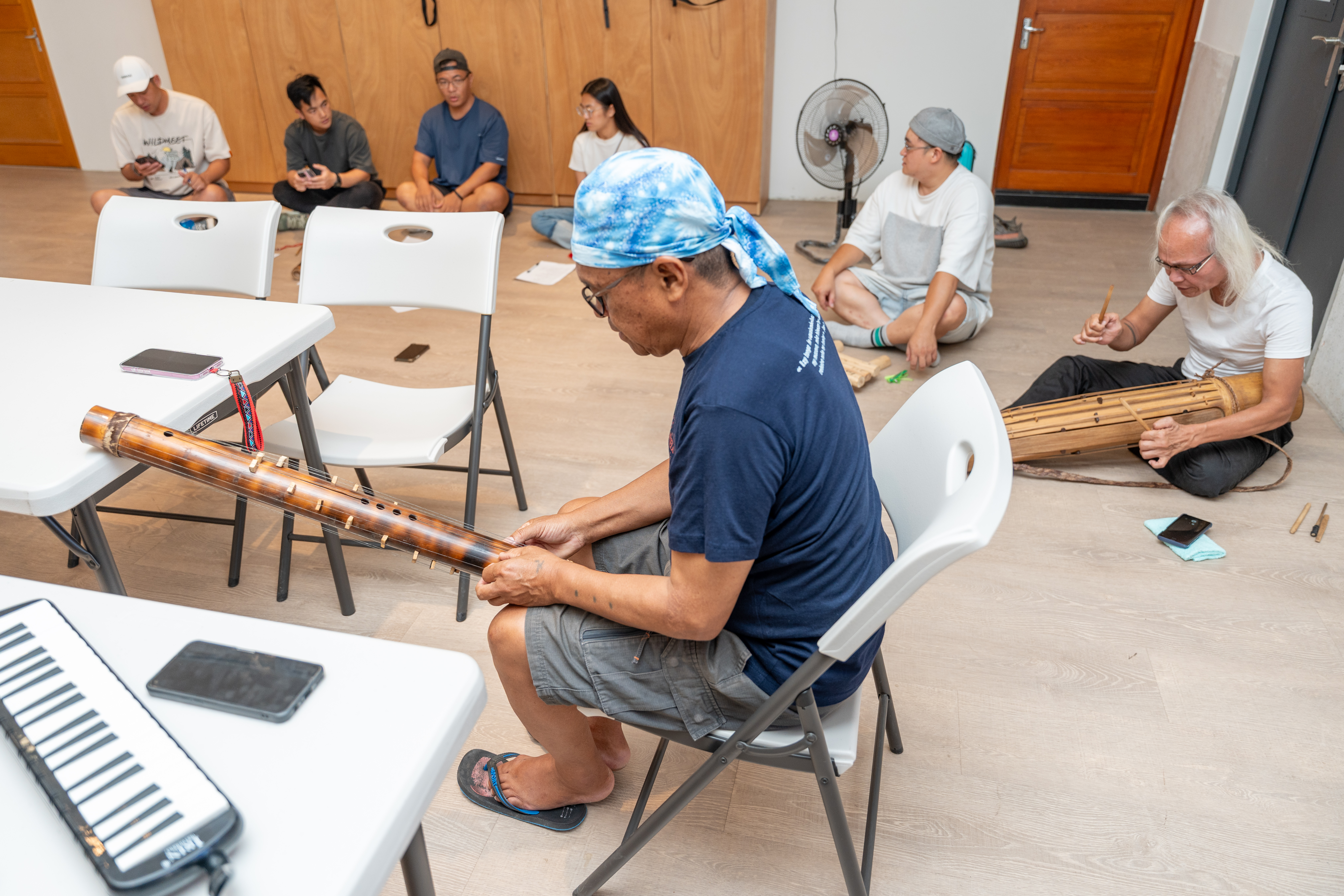 馬達加斯加音樂人Lala Andrianaivo（前方持樂器Valiha）、馬來西亞音樂人Arthur Borman和Paliulius樂團共創。