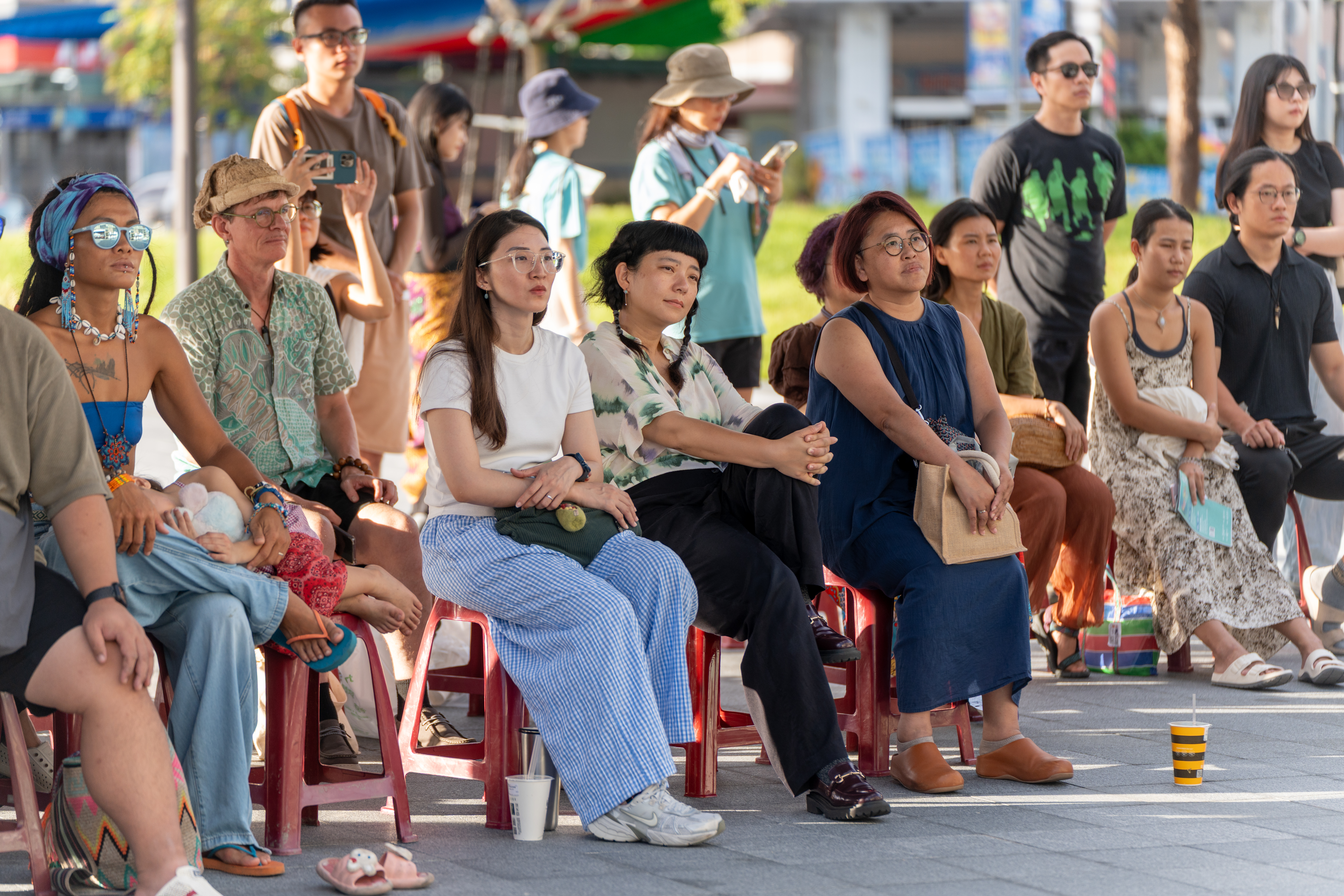 9月20日新生廣場上欣賞音樂人會的民眾也相當多元。
