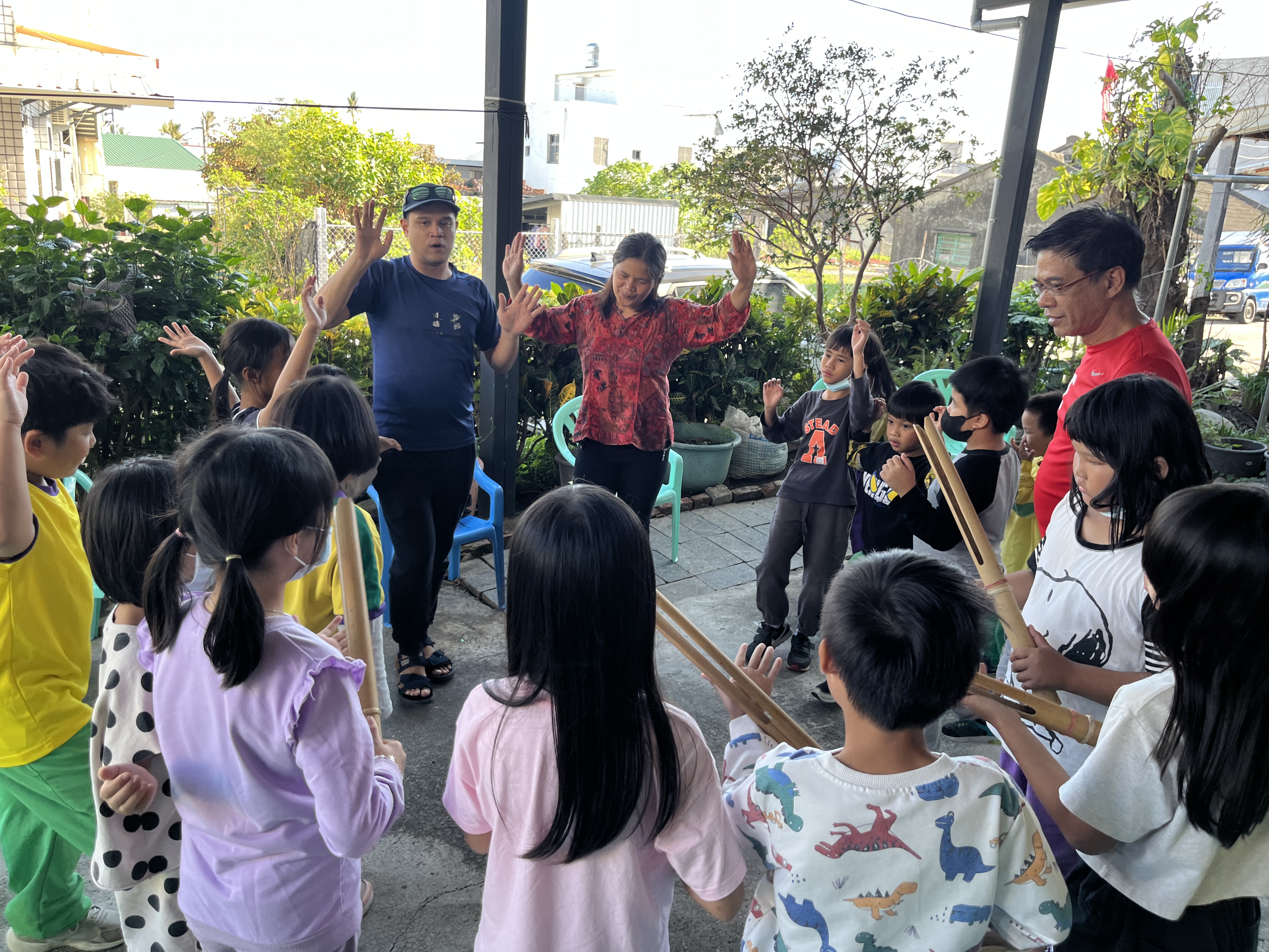 Mafana樂團Sufin和Eric、Matyline，搧起音樂之風吹過都蘭部落課輔班孩子的心，從小開始，這陣風會吹很久。（臺東縣政府提供）