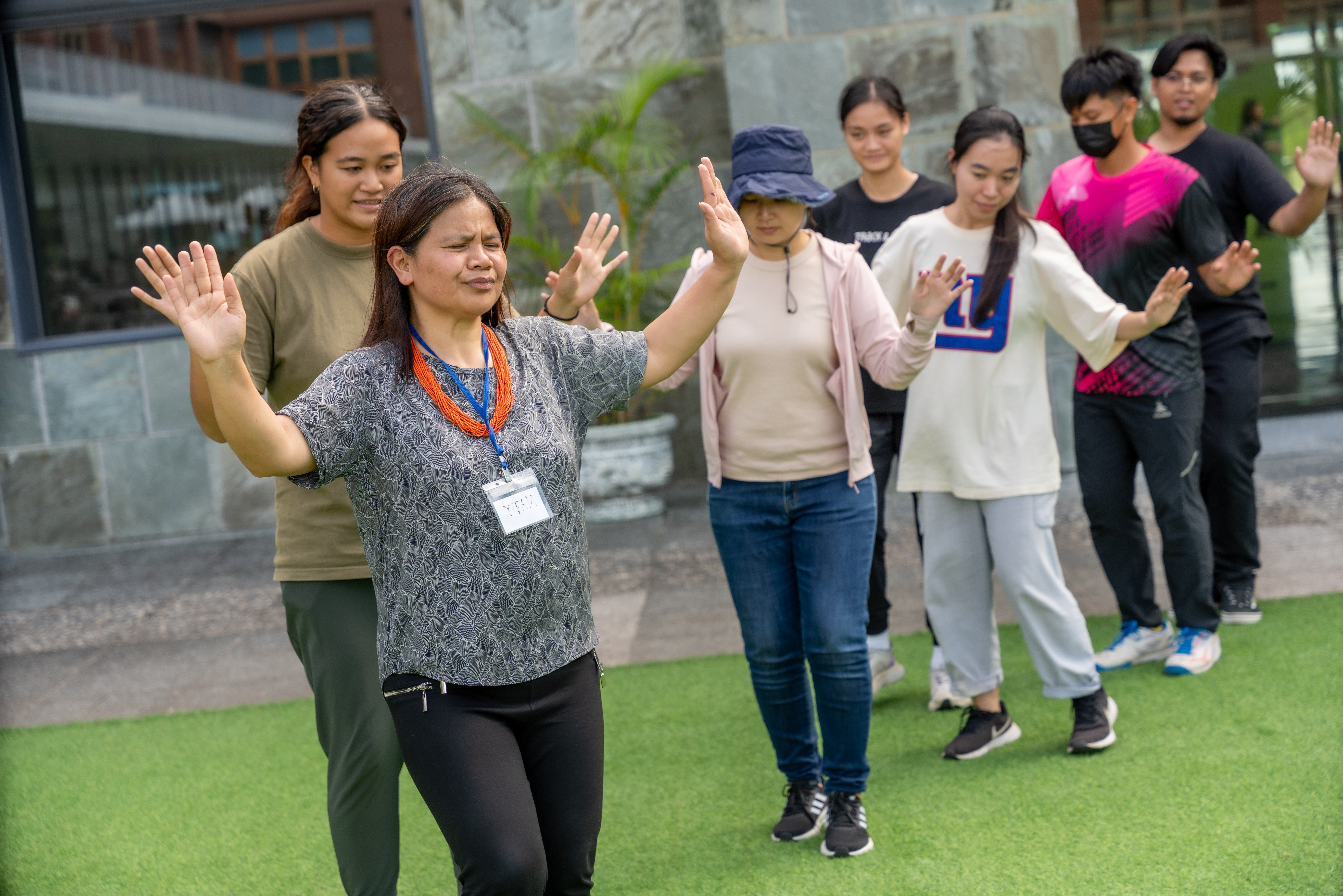 Matyline taught students from the Taitung Senior High School of Physical Education a traditional Filipino dance. (Photo by Lin Chia-Ching)