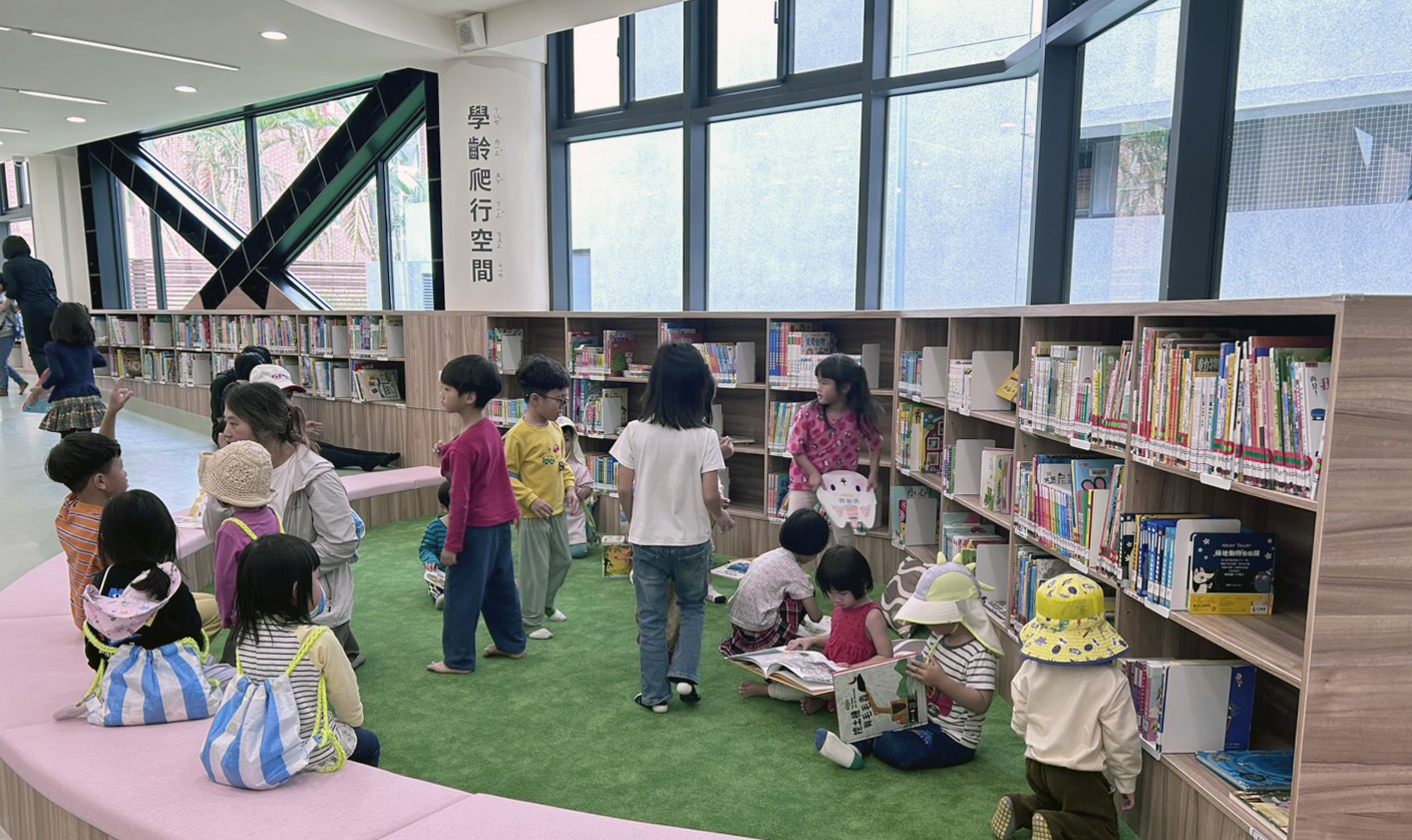 親子閱讀區內部有親子共讀區和學齡前爬行空間，為各階段孩子打造專屬的探索天地