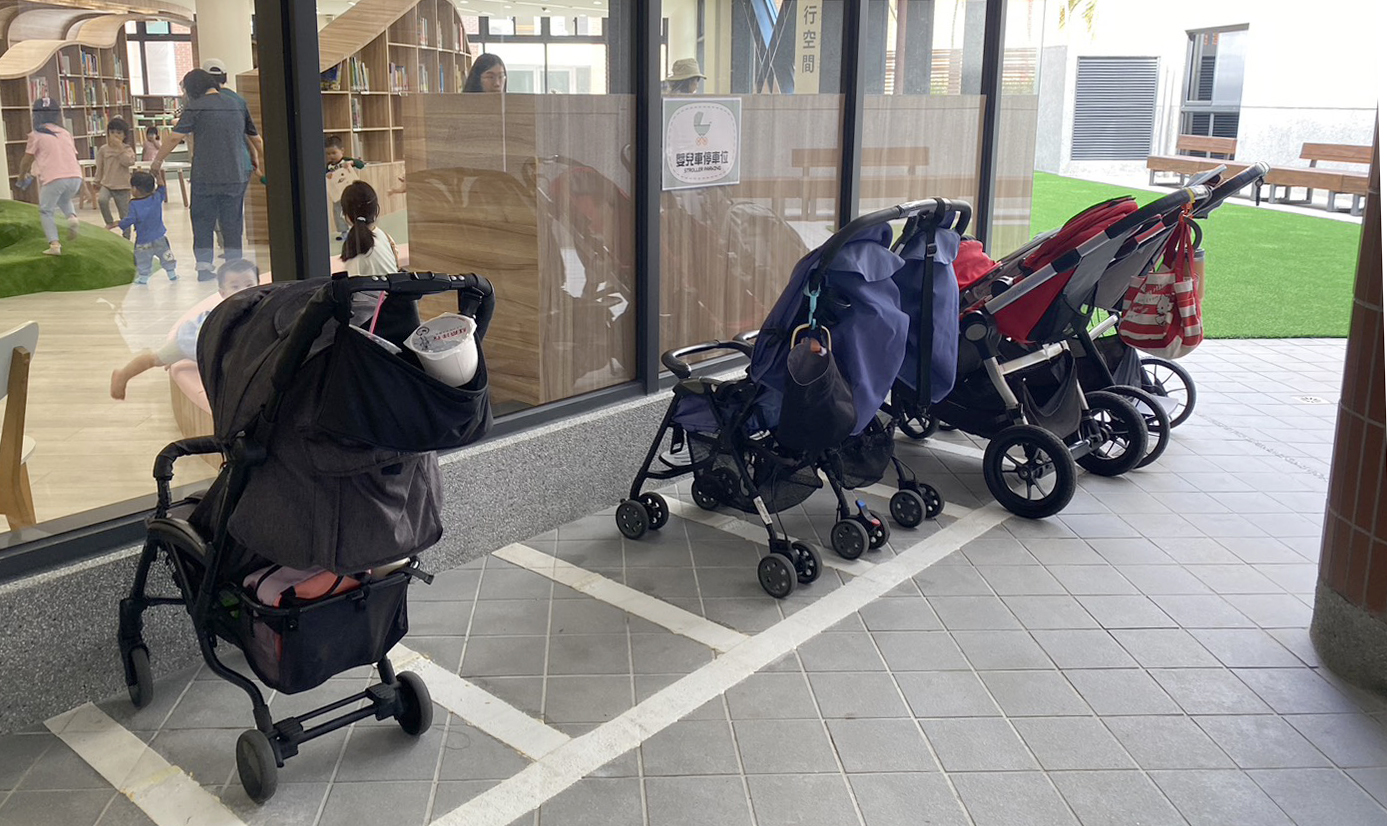 館外設有嬰兒車專屬車位，設置於遮蔽處不怕日曬雨淋