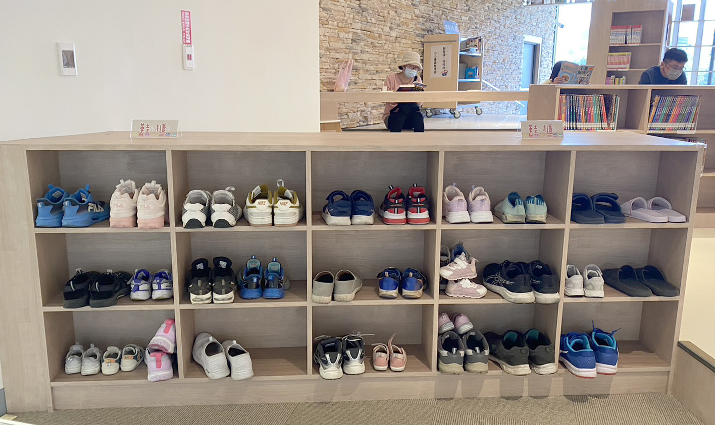 入內要脫鞋，也有鞋櫃可以暫時放置