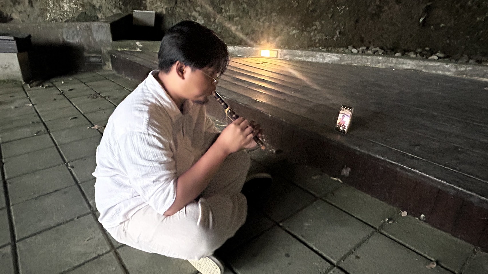 With instruments in hand, the world becomes a stage. (Photo by Lin Sung-En)