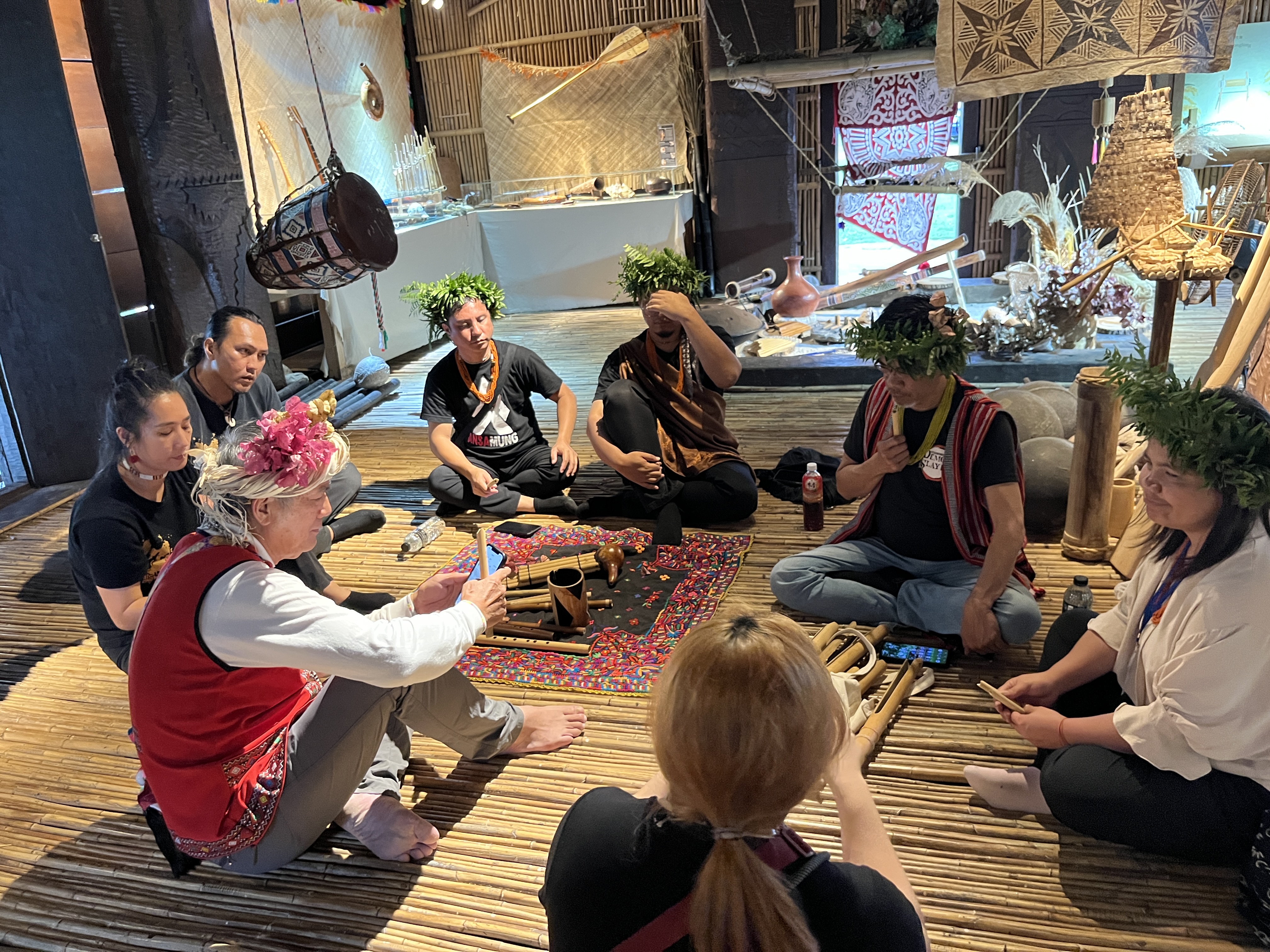 Filipino musicians Matyline and Eric, together with Malaysian musicians Najmie and Razif (from right, counterclockwise), exchanged with the Amis Gagen Band and its leader Shaoduoyi (wearing the red vest) at the Amis Folk Center. Music is the language of everyday communication and part of the landscape of the environment. (Courtesy of Taitung County Government)