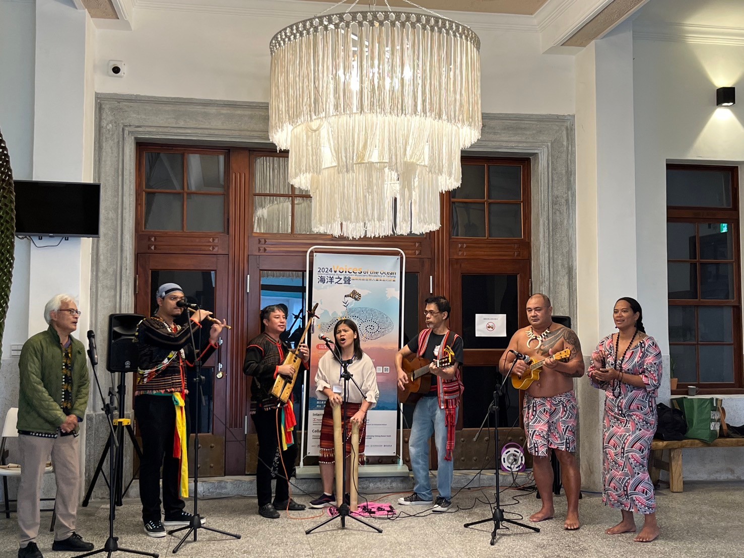 Dakanow (far left) and three Austronesian musician groups participating in the VOIMR program performed together at the Arts Gathering welcome banquet on November 18. (Photo by Lin Chia-Ching)
