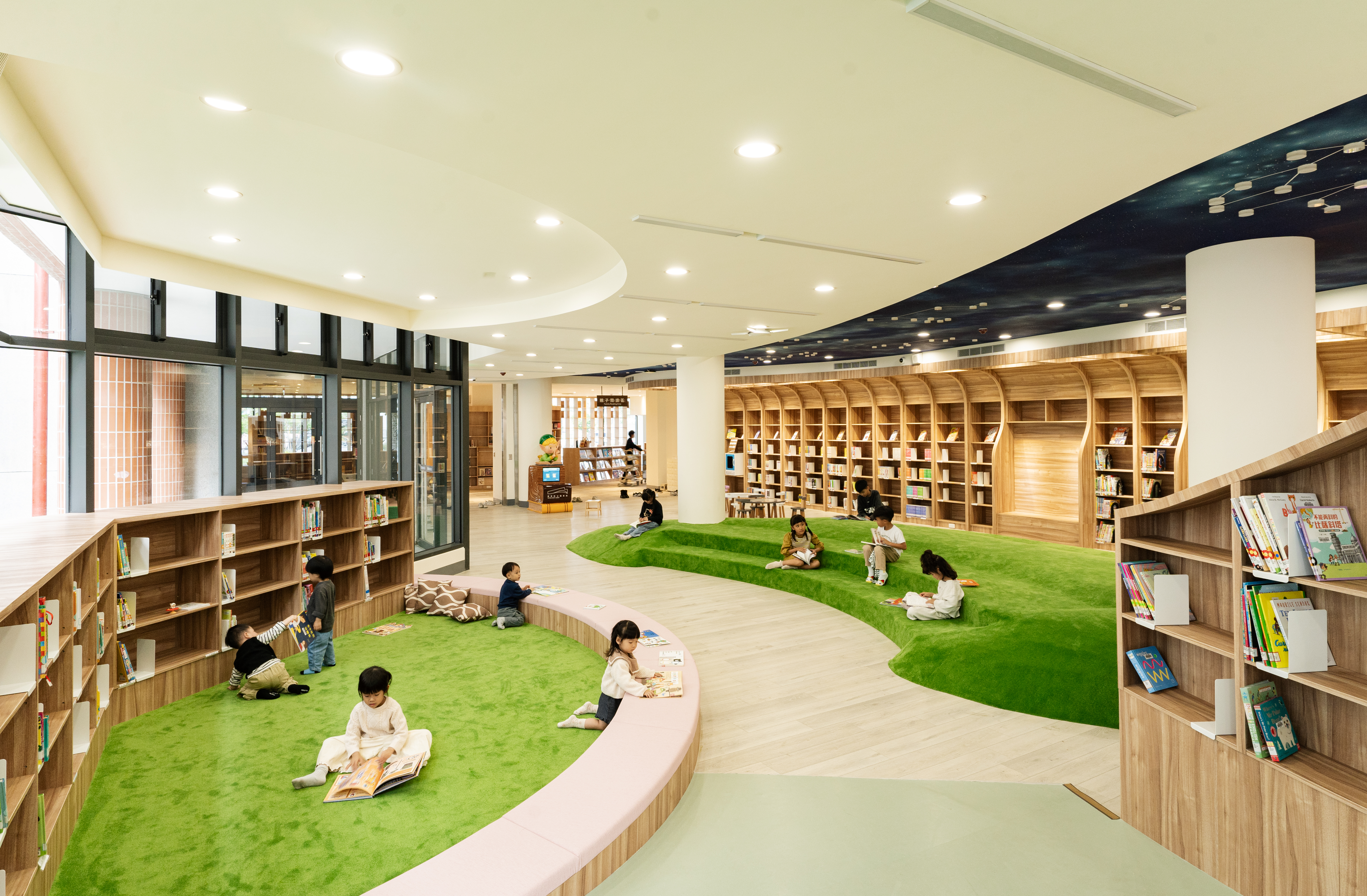 親子閱讀區內部有親子共讀區和學齡前爬行空間，為各階段孩子打造專屬的探索天地